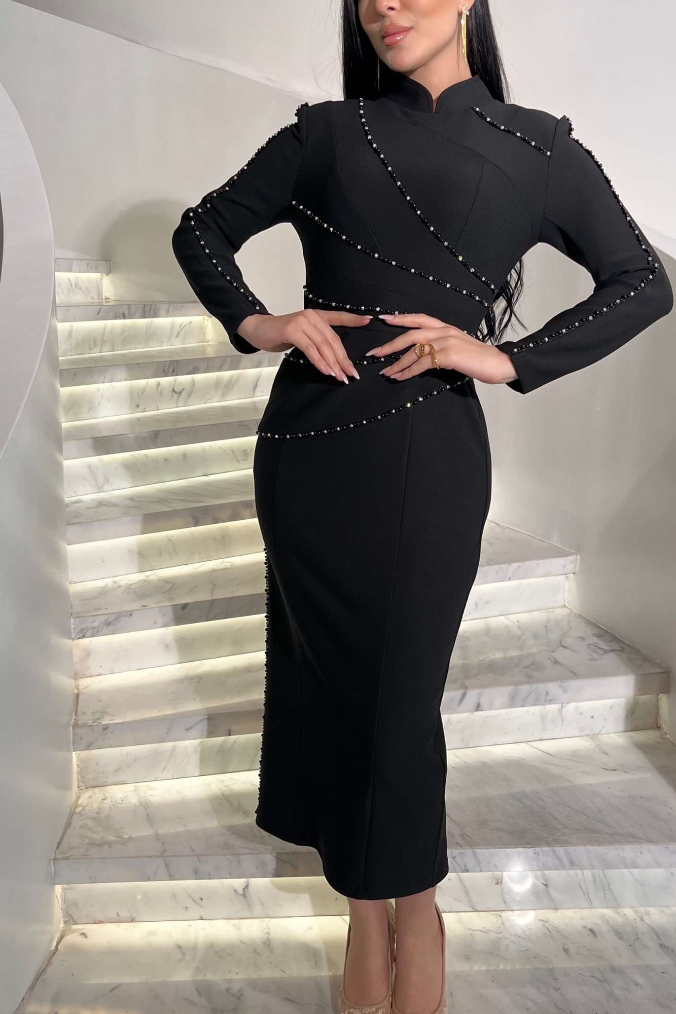 فستان أنيق بطابع ملكي عصري يتميز بخطوطه الهندسية الدقيقة