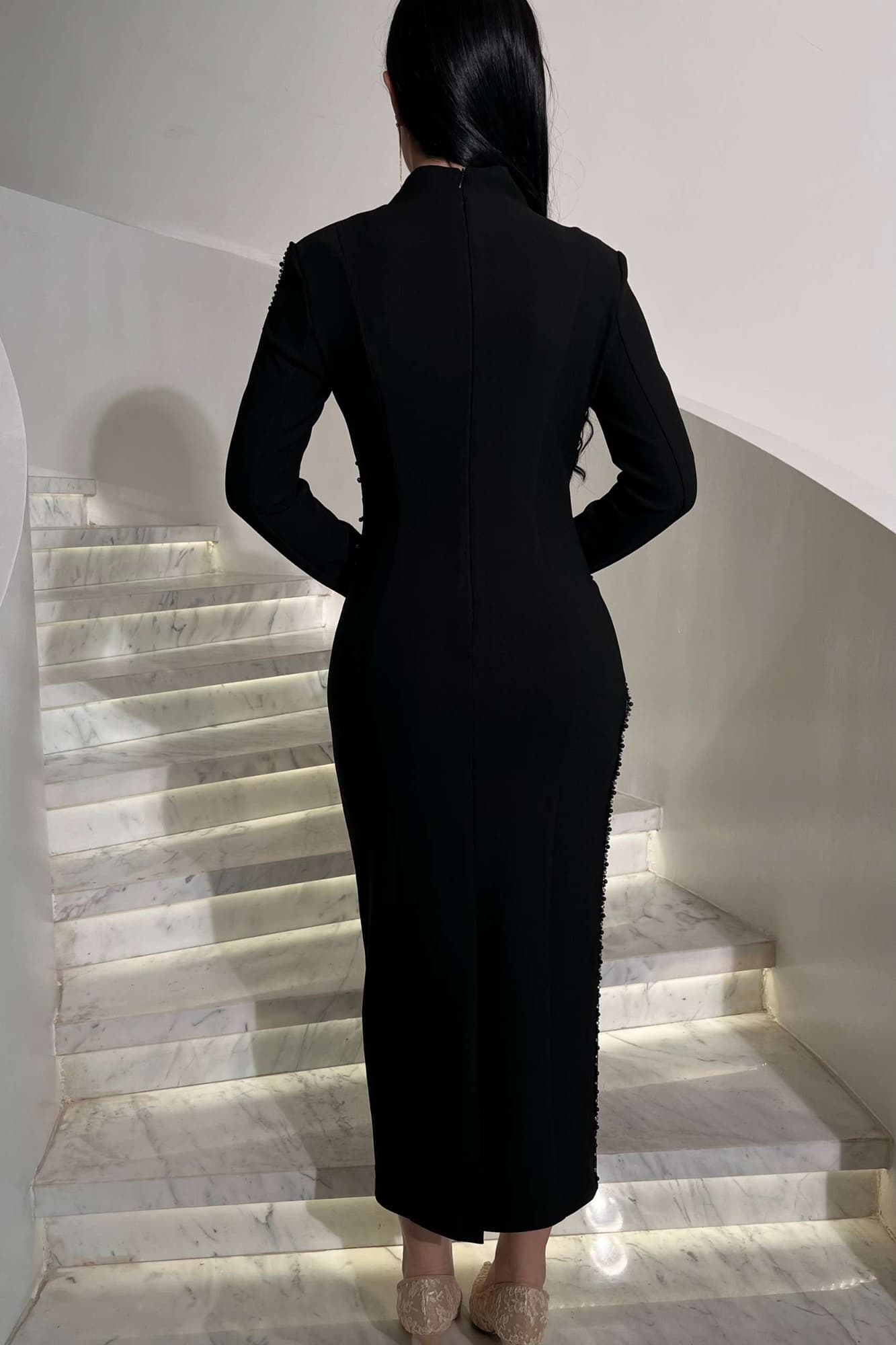 فستان أنيق بطابع ملكي عصري يتميز بخطوطه الهندسية الدقيقة