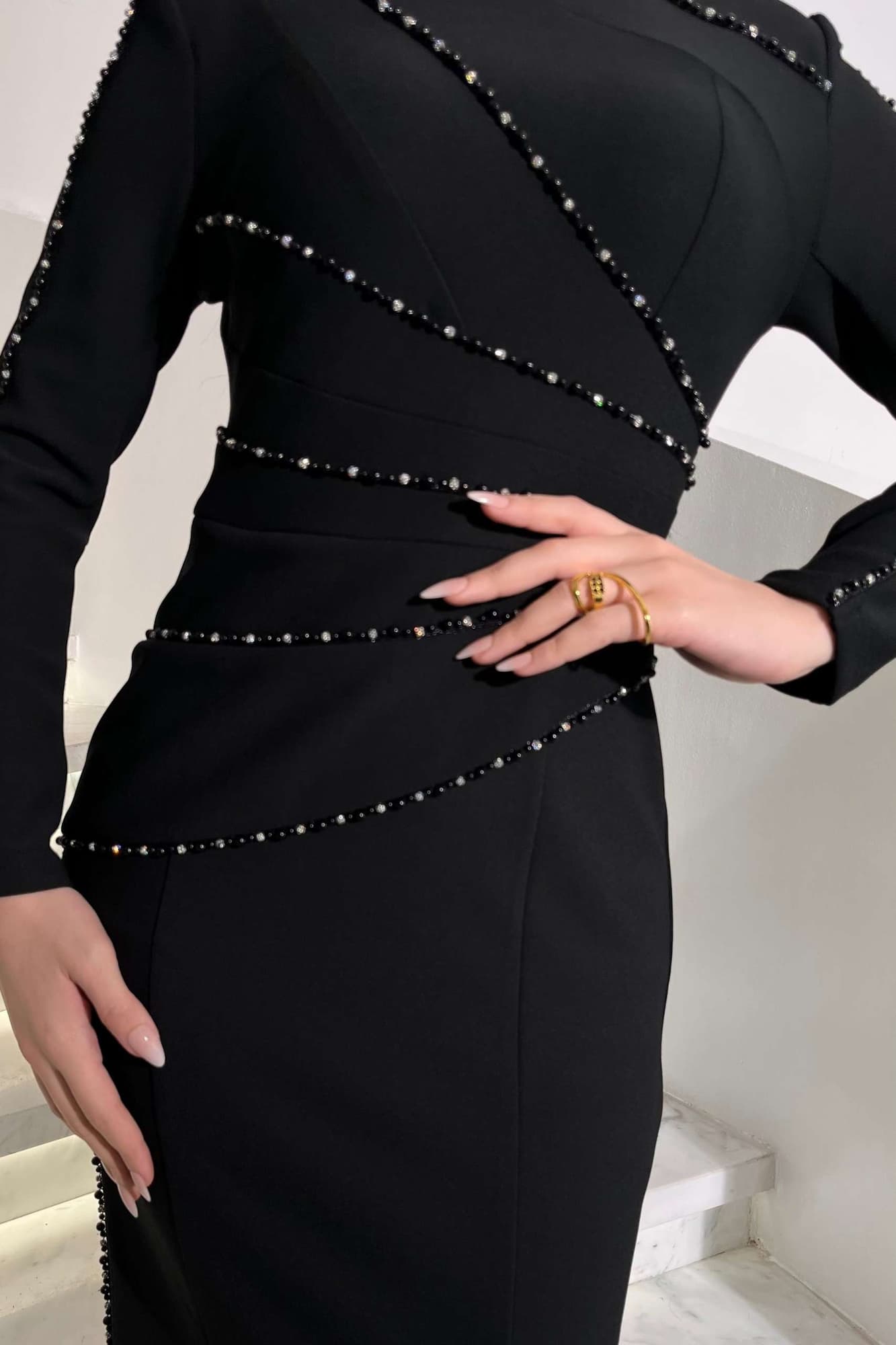 فستان أنيق بطابع ملكي عصري يتميز بخطوطه الهندسية الدقيقة