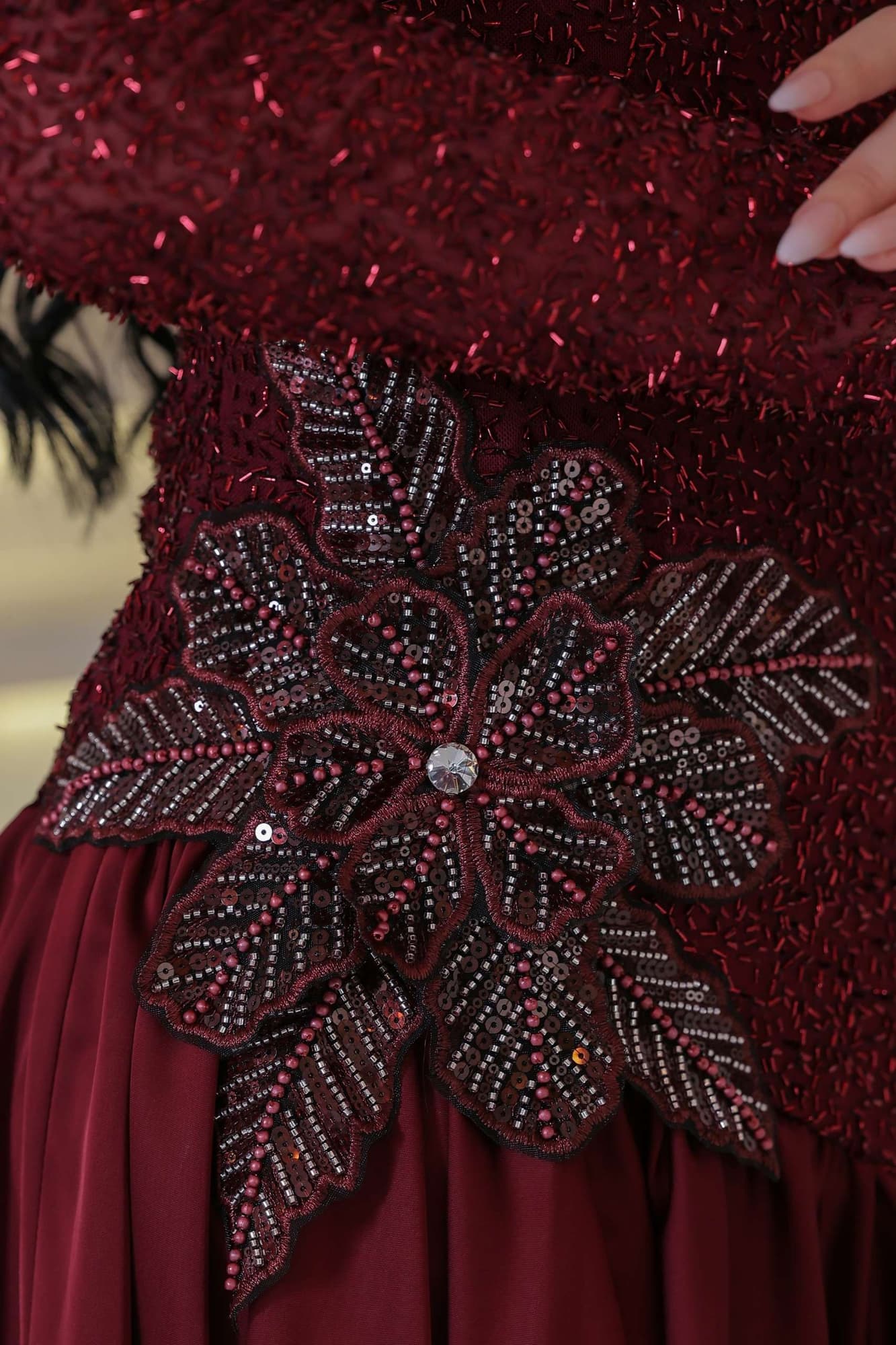 فستان أنيق ينبض بالفخامة يجمع بين الرقي الكلاسيكي والأنوثة الهادئة