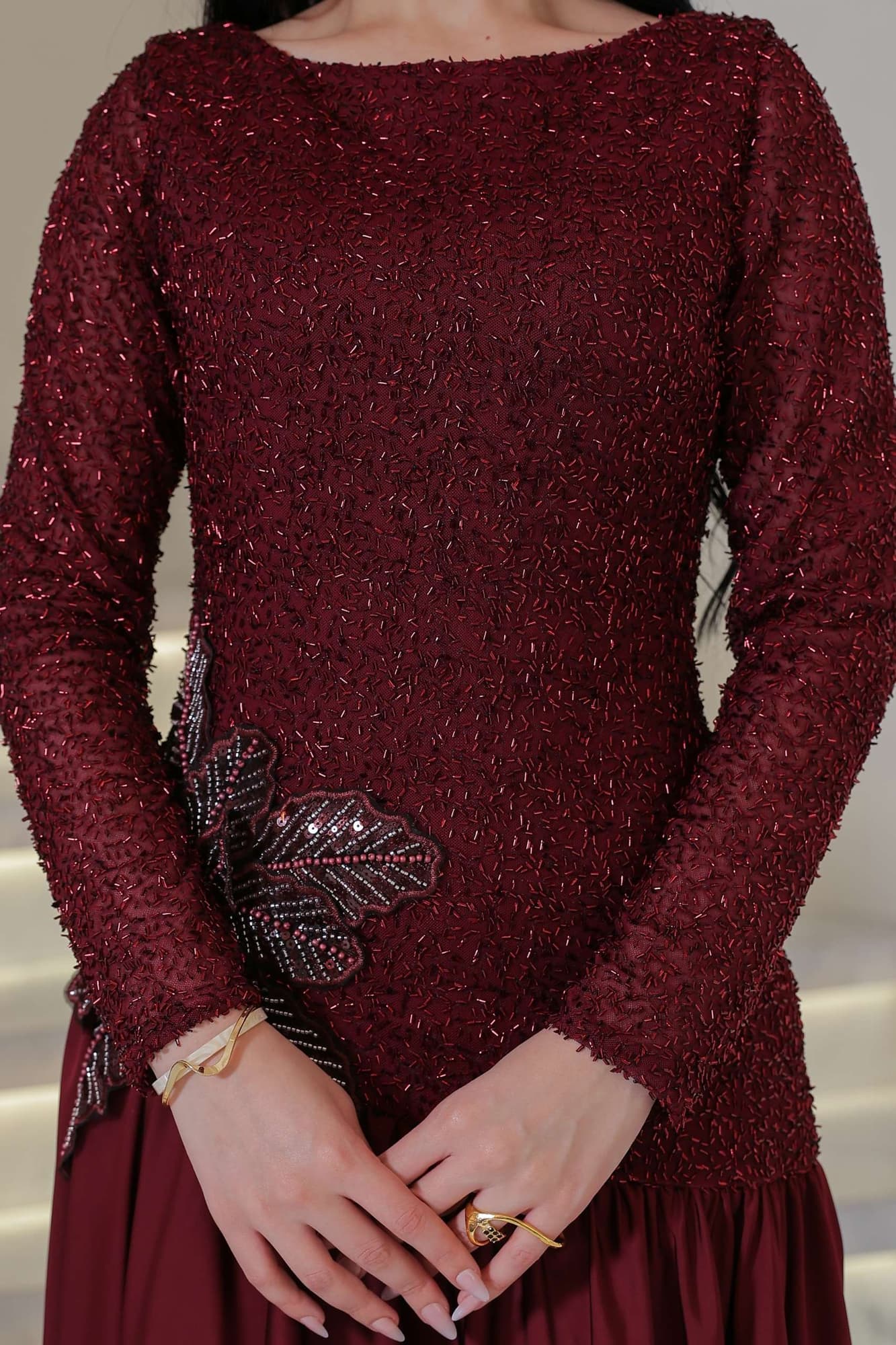 فستان أنيق ينبض بالفخامة يجمع بين الرقي الكلاسيكي والأنوثة الهادئة