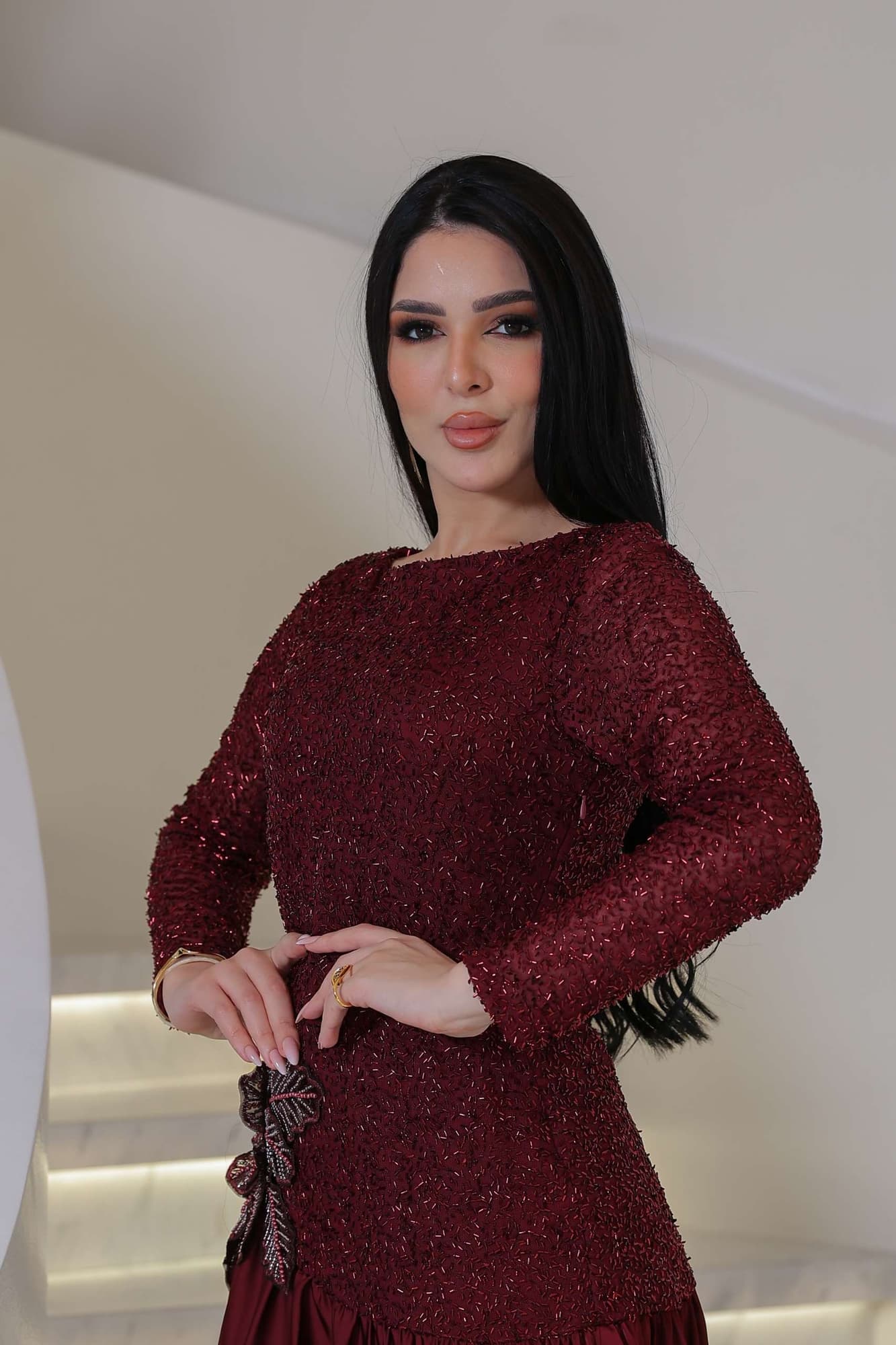 فستان أنيق ينبض بالفخامة يجمع بين الرقي الكلاسيكي والأنوثة الهادئة