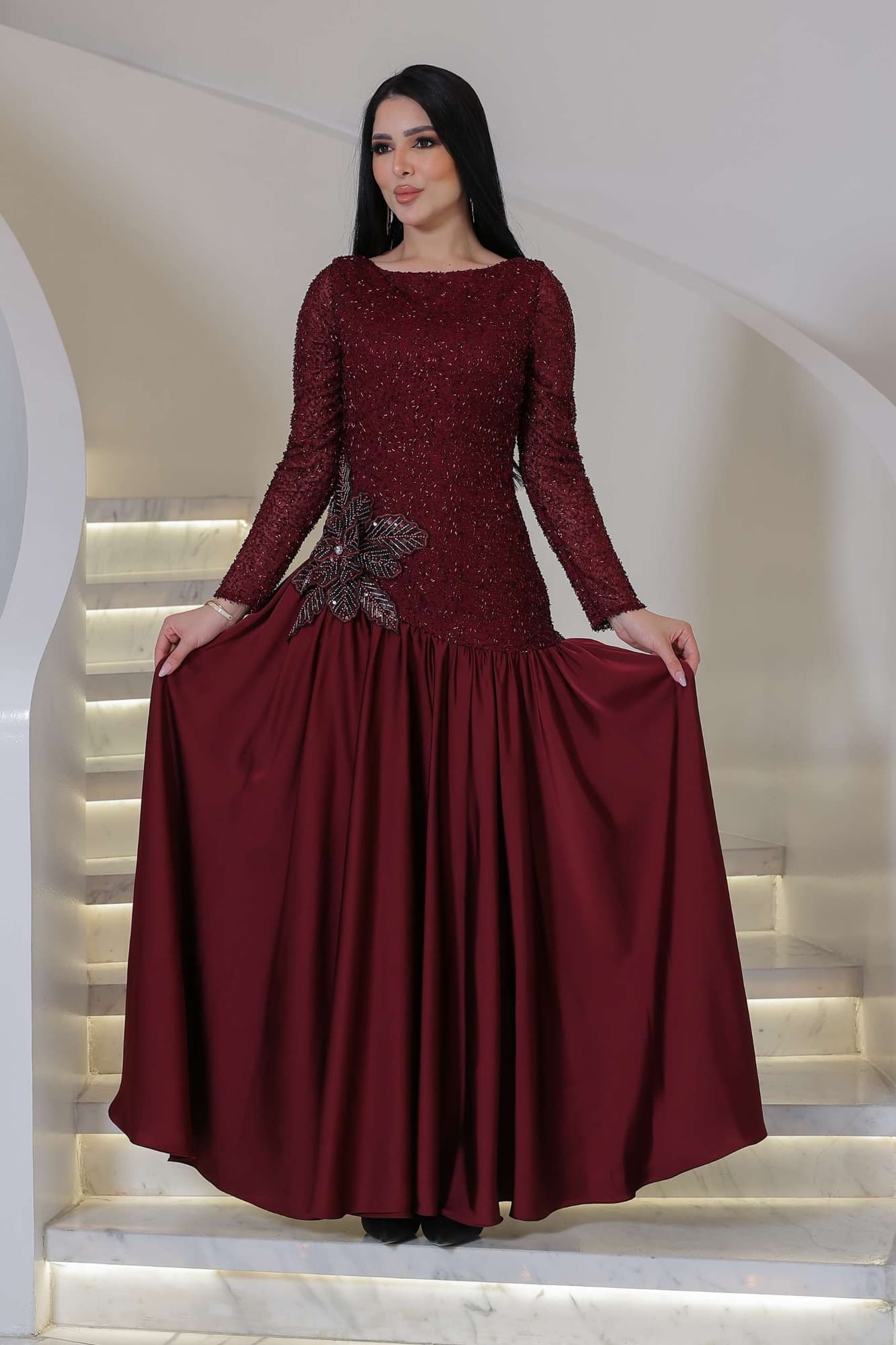 فستان أنيق ينبض بالفخامة يجمع بين الرقي الكلاسيكي والأنوثة الهادئة