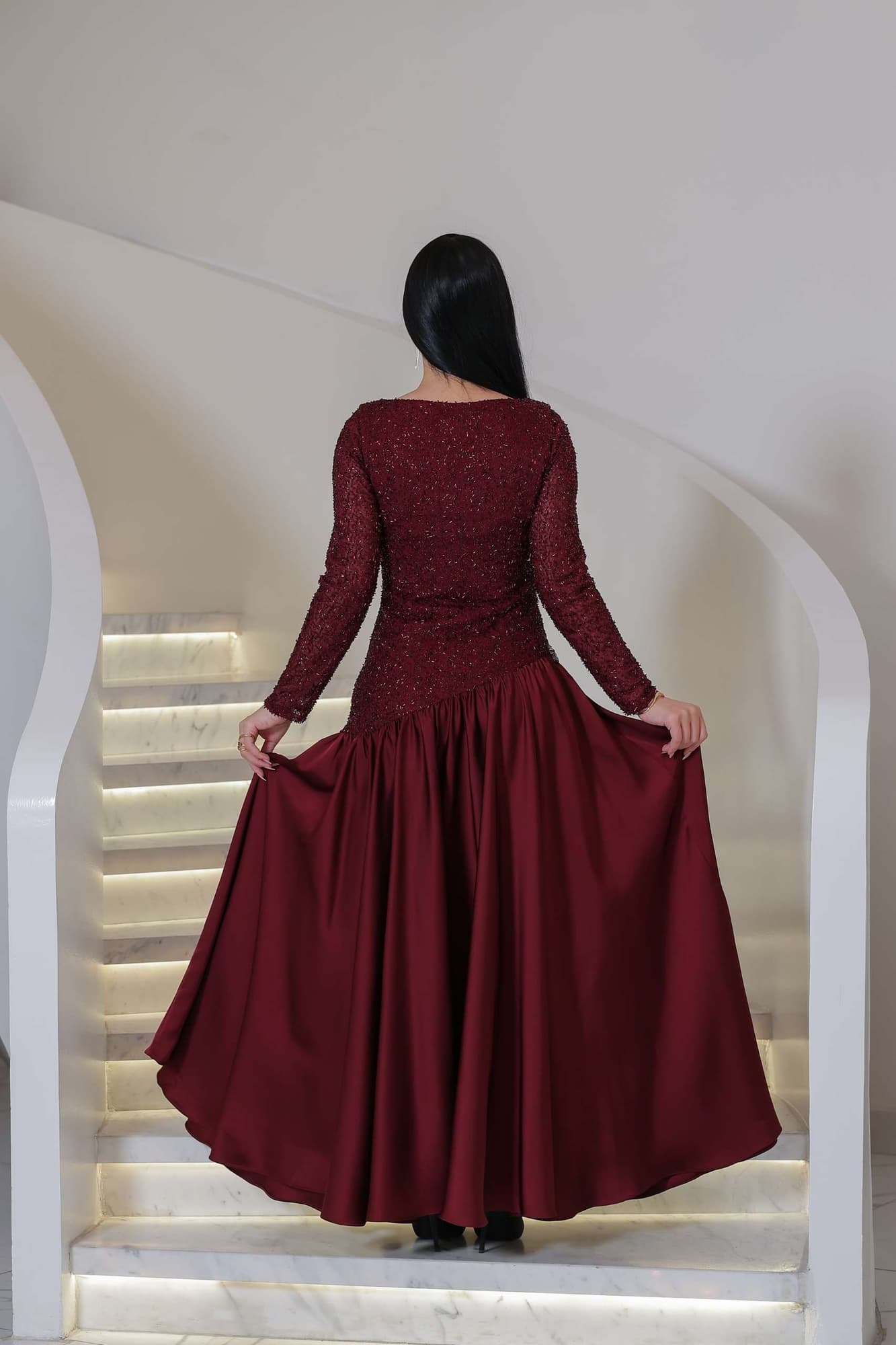 فستان أنيق ينبض بالفخامة يجمع بين الرقي الكلاسيكي والأنوثة الهادئة