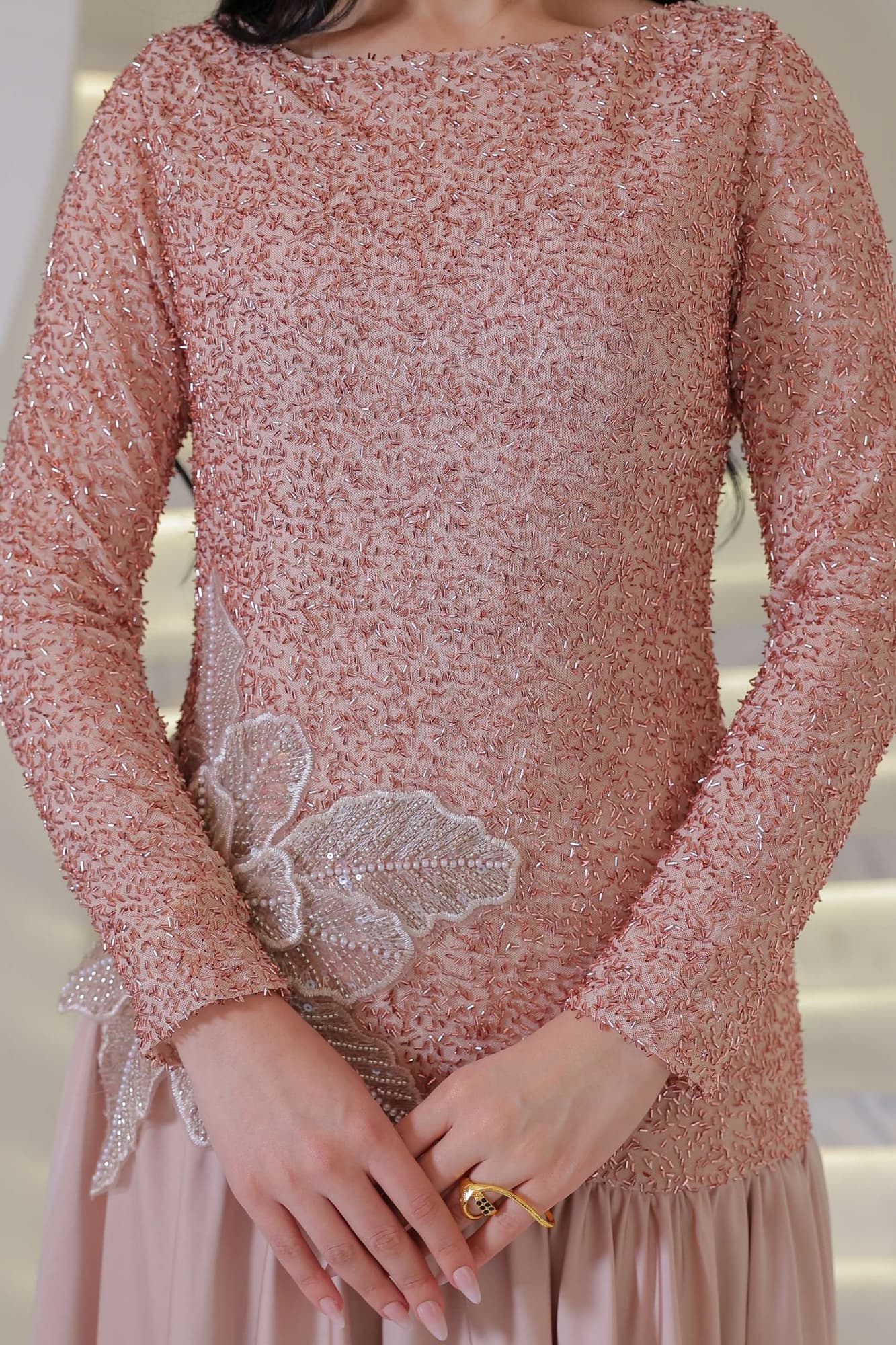 فستان أنيق ينبض بالفخامة يجمع بين الرقي الكلاسيكي والأنوثة الهادئة