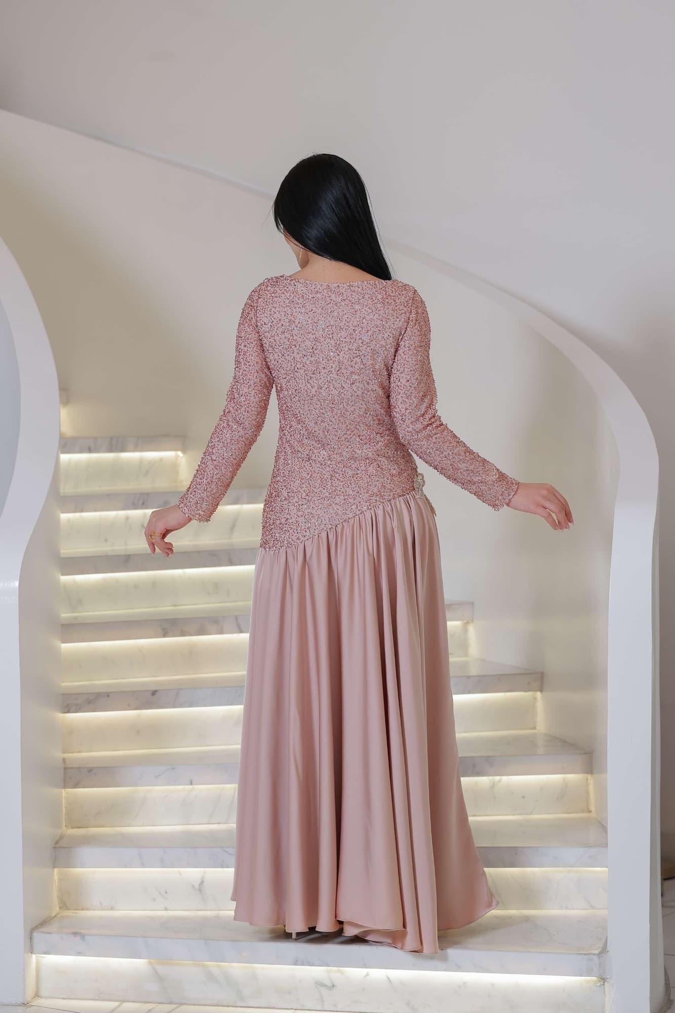 فستان أنيق ينبض بالفخامة يجمع بين الرقي الكلاسيكي والأنوثة الهادئة