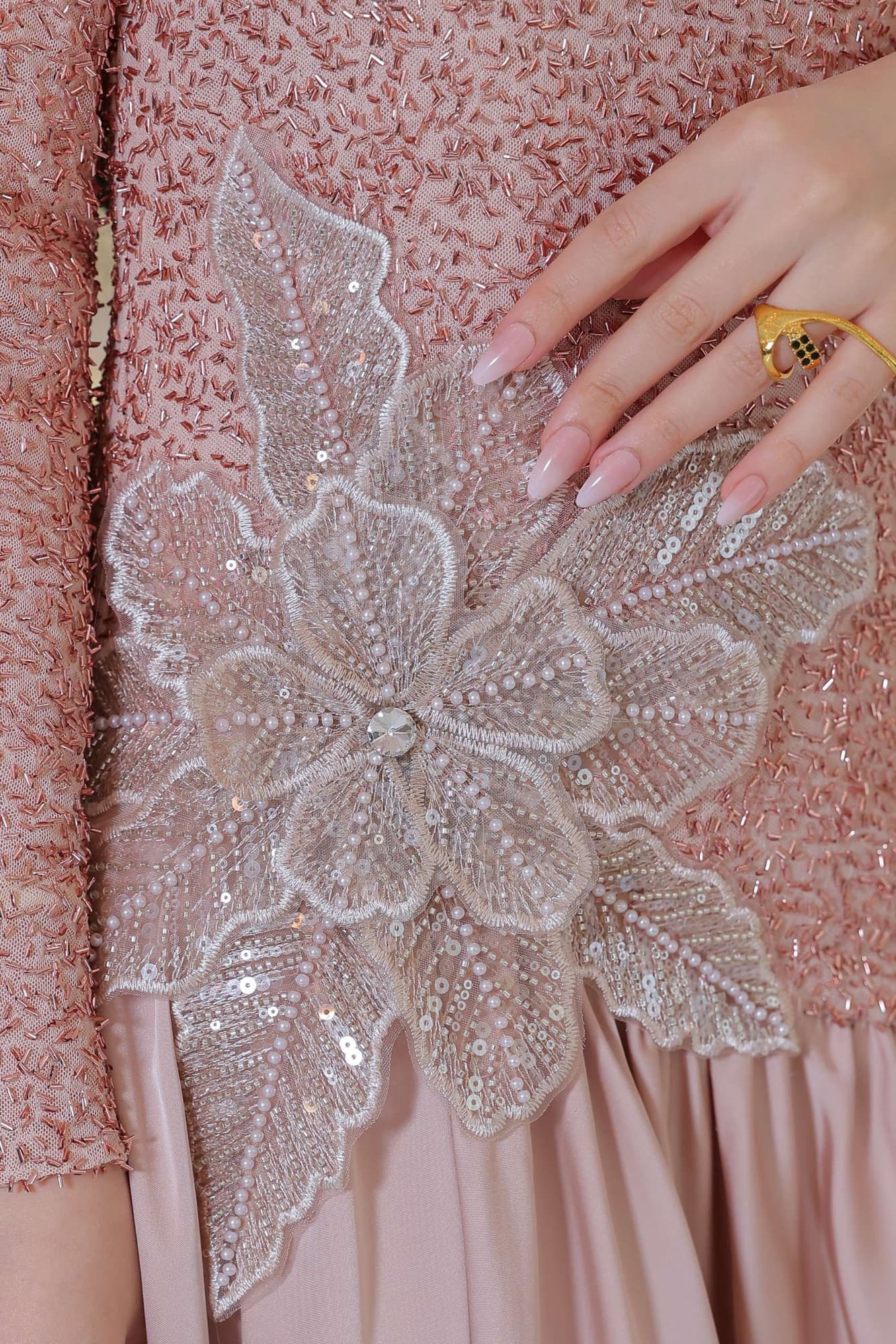 فستان أنيق ينبض بالفخامة يجمع بين الرقي الكلاسيكي والأنوثة الهادئة