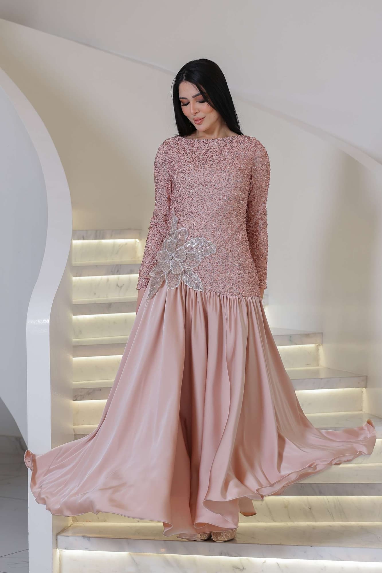 فستان أنيق ينبض بالفخامة يجمع بين الرقي الكلاسيكي والأنوثة الهادئة