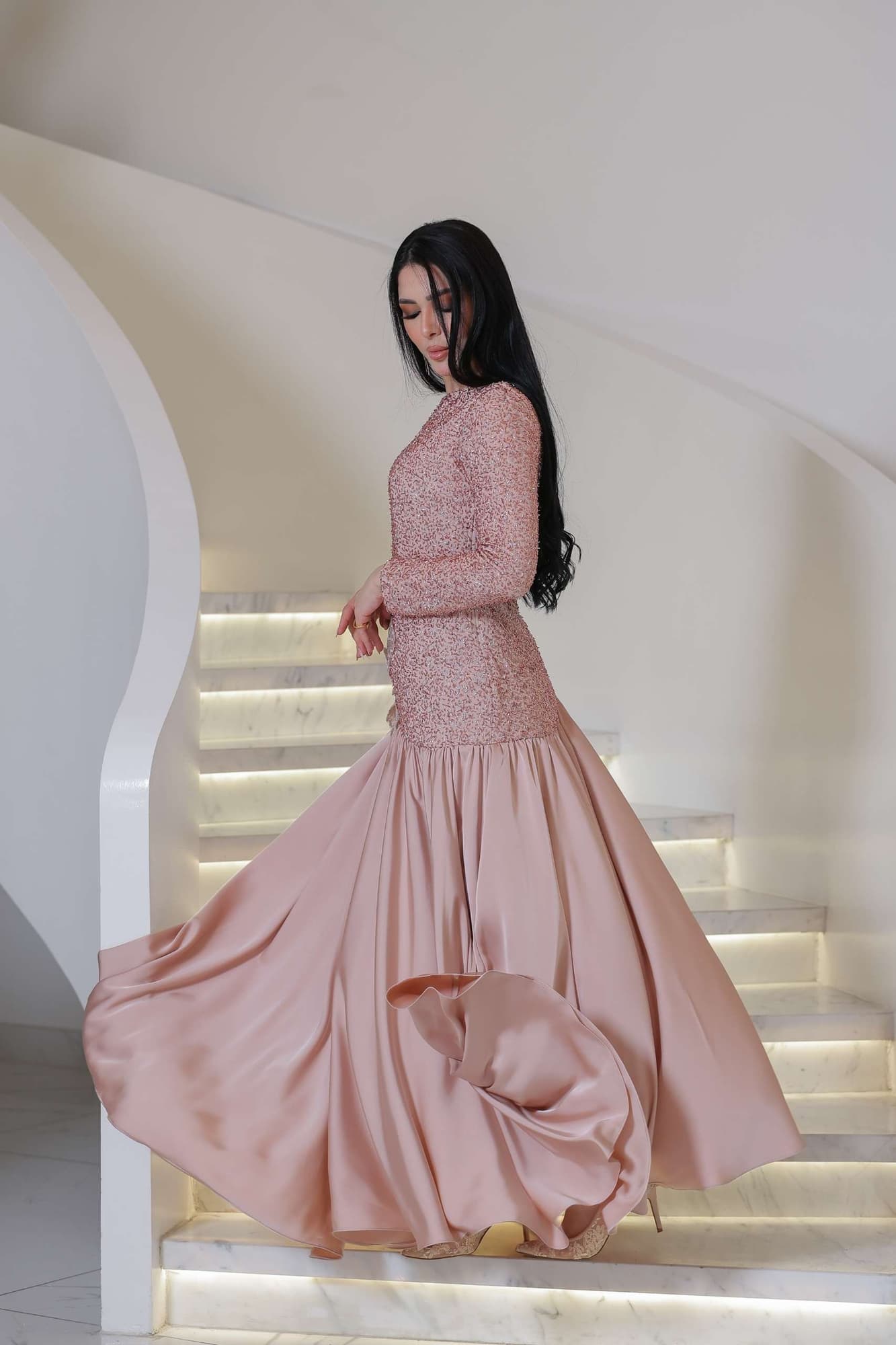 فستان أنيق ينبض بالفخامة يجمع بين الرقي الكلاسيكي والأنوثة الهادئة