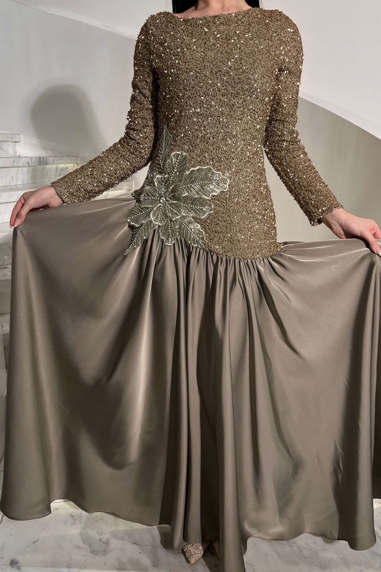 فستان أنيق ينبض بالفخامة يجمع بين الرقي الكلاسيكي والأنوثة الهادئة