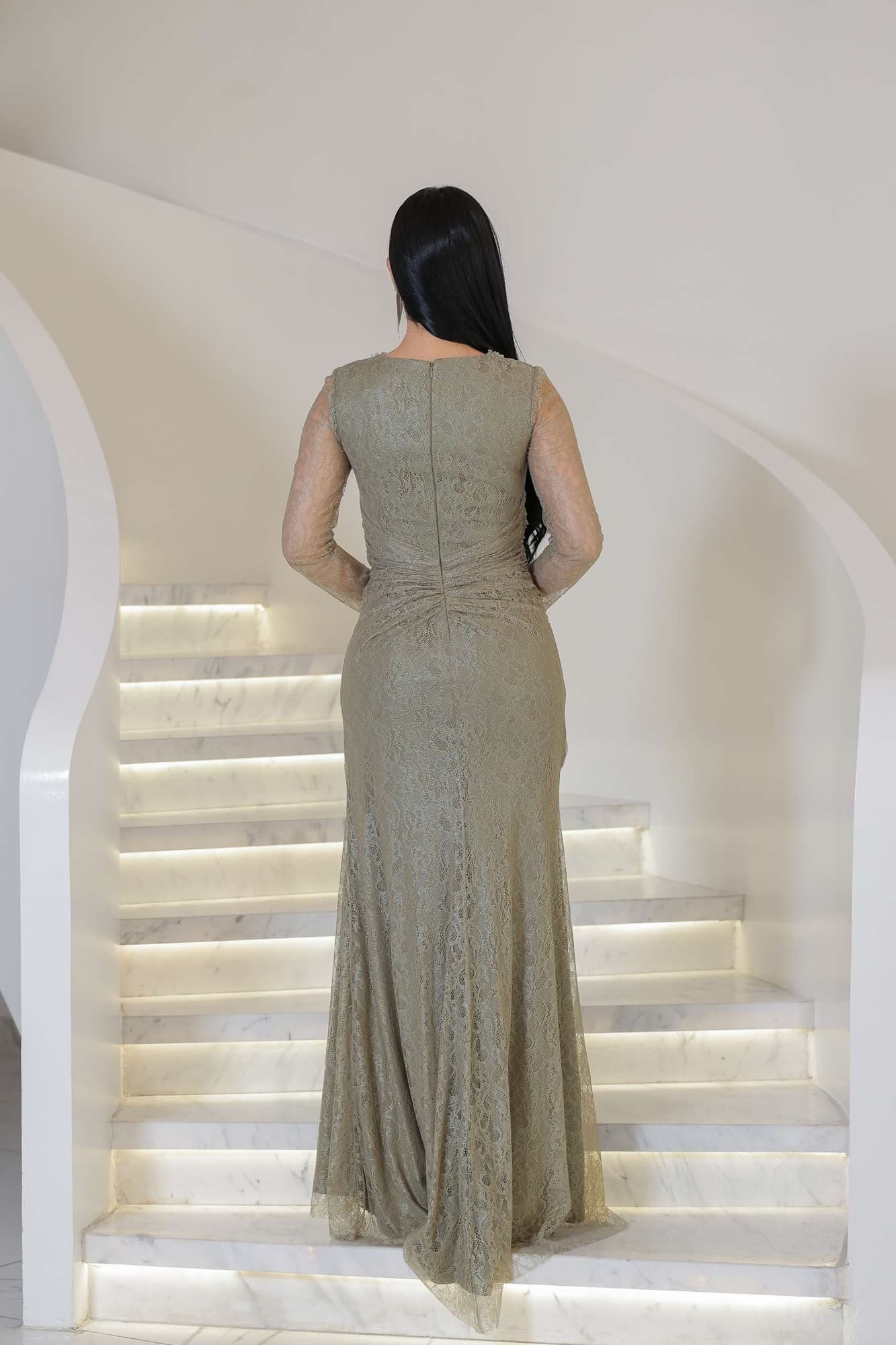 فستان دانتيل مزين بتطريز ناعم على الصدر وأكمام شفافه