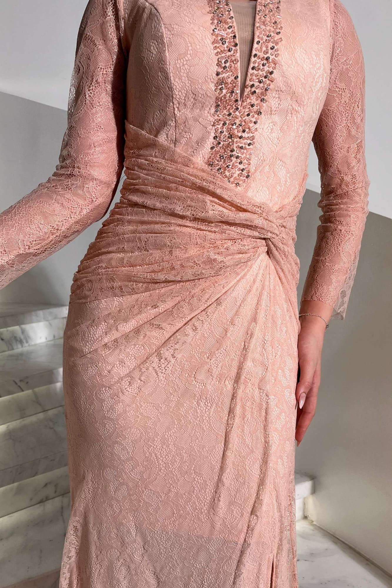 فستان دانتيل مزين بتطريز ناعم على الصدر وأكمام شفافه