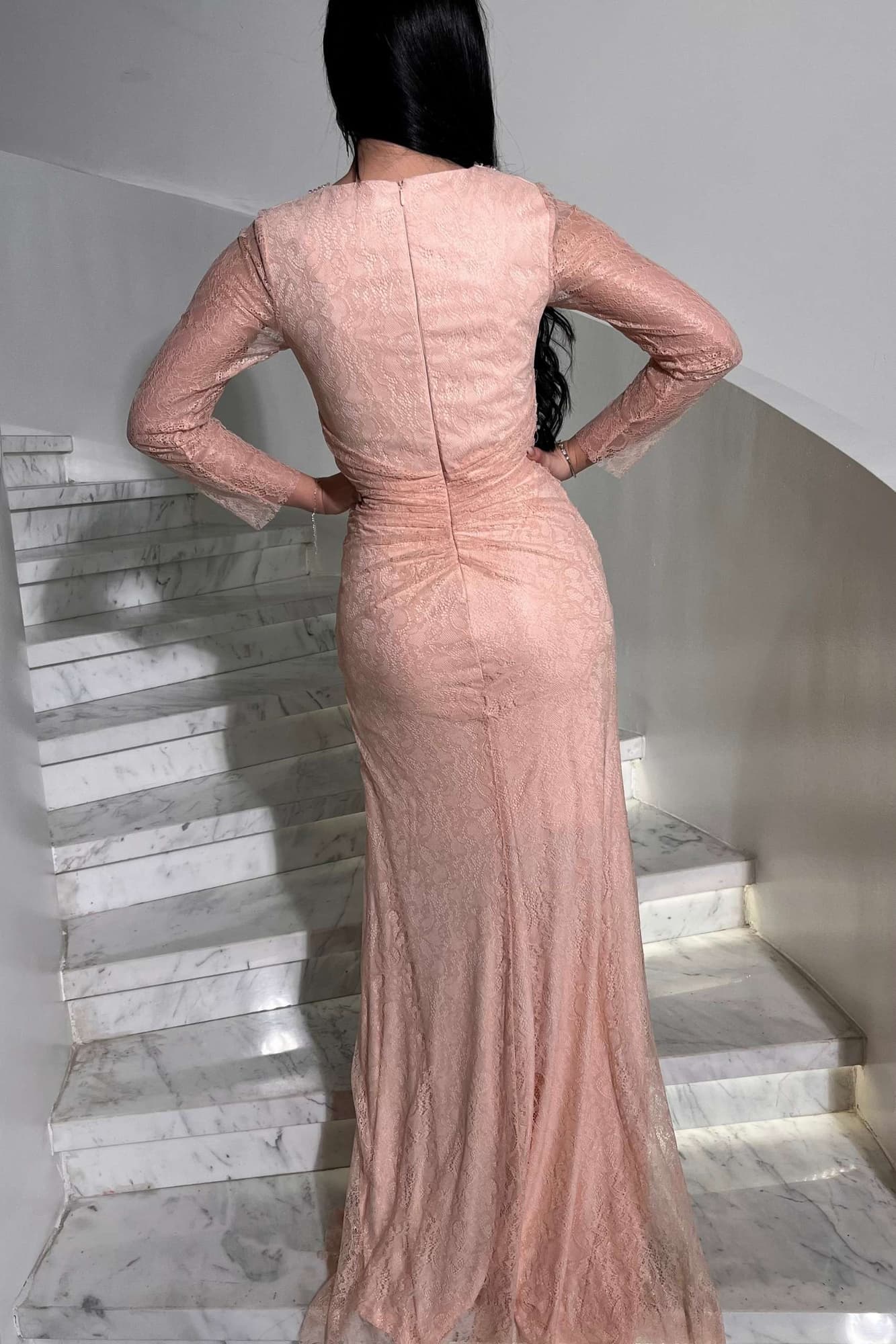 فستان دانتيل مزين بتطريز ناعم على الصدر وأكمام شفافه