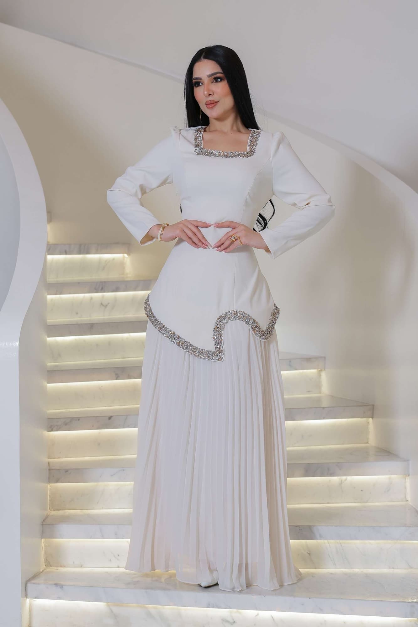 فستان أنيق يتميز بقصة متموجه مطرزة بخفه