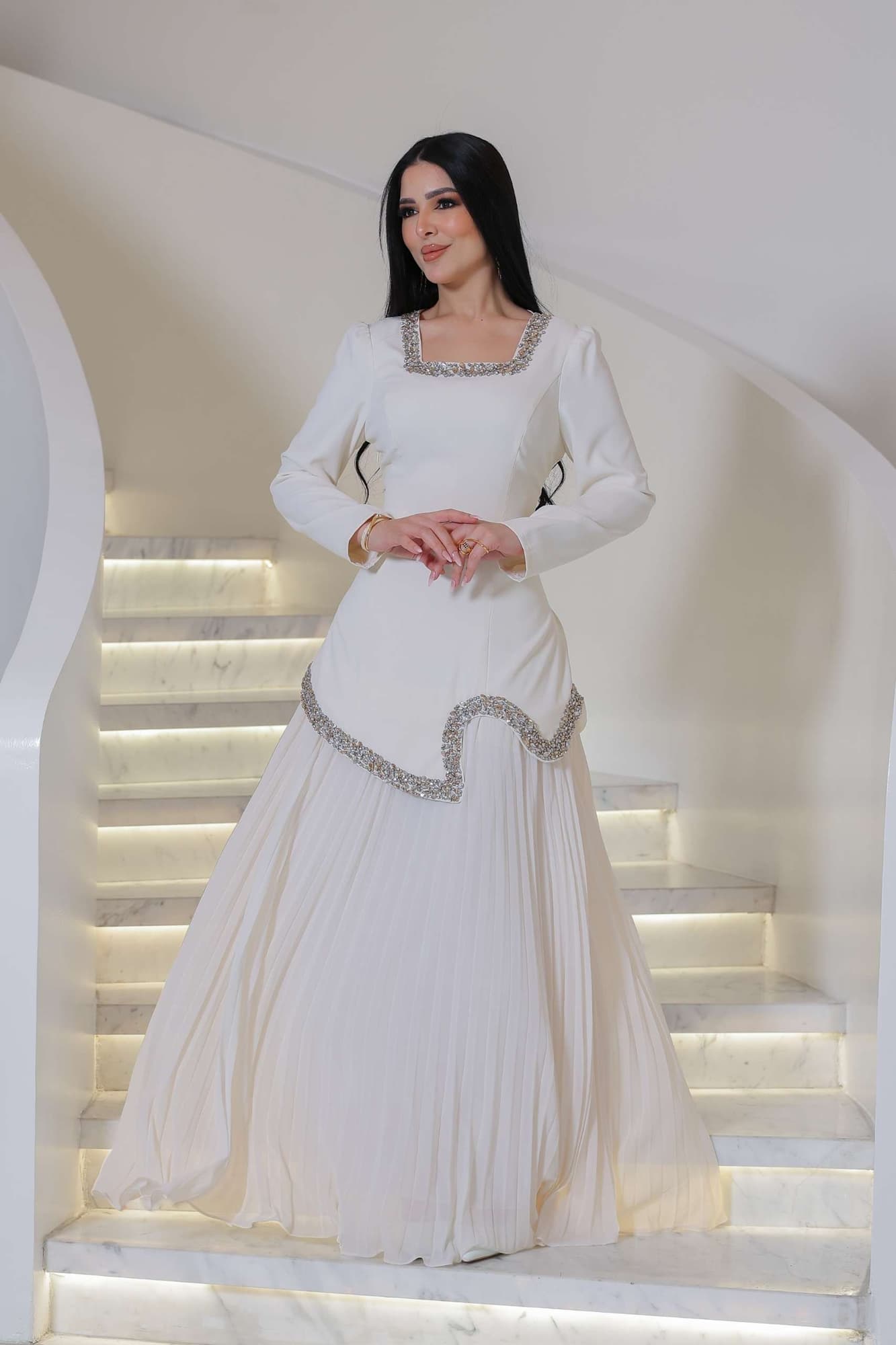 فستان أنيق يتميز بقصة متموجه مطرزة بخفه