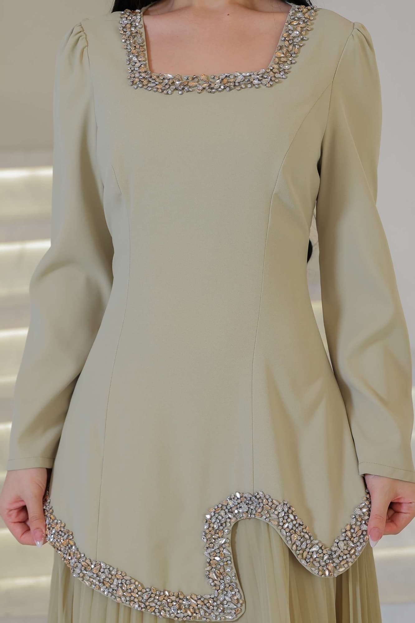 فستان أنيق يتميز بقصة متموجه مطرزة بخفه