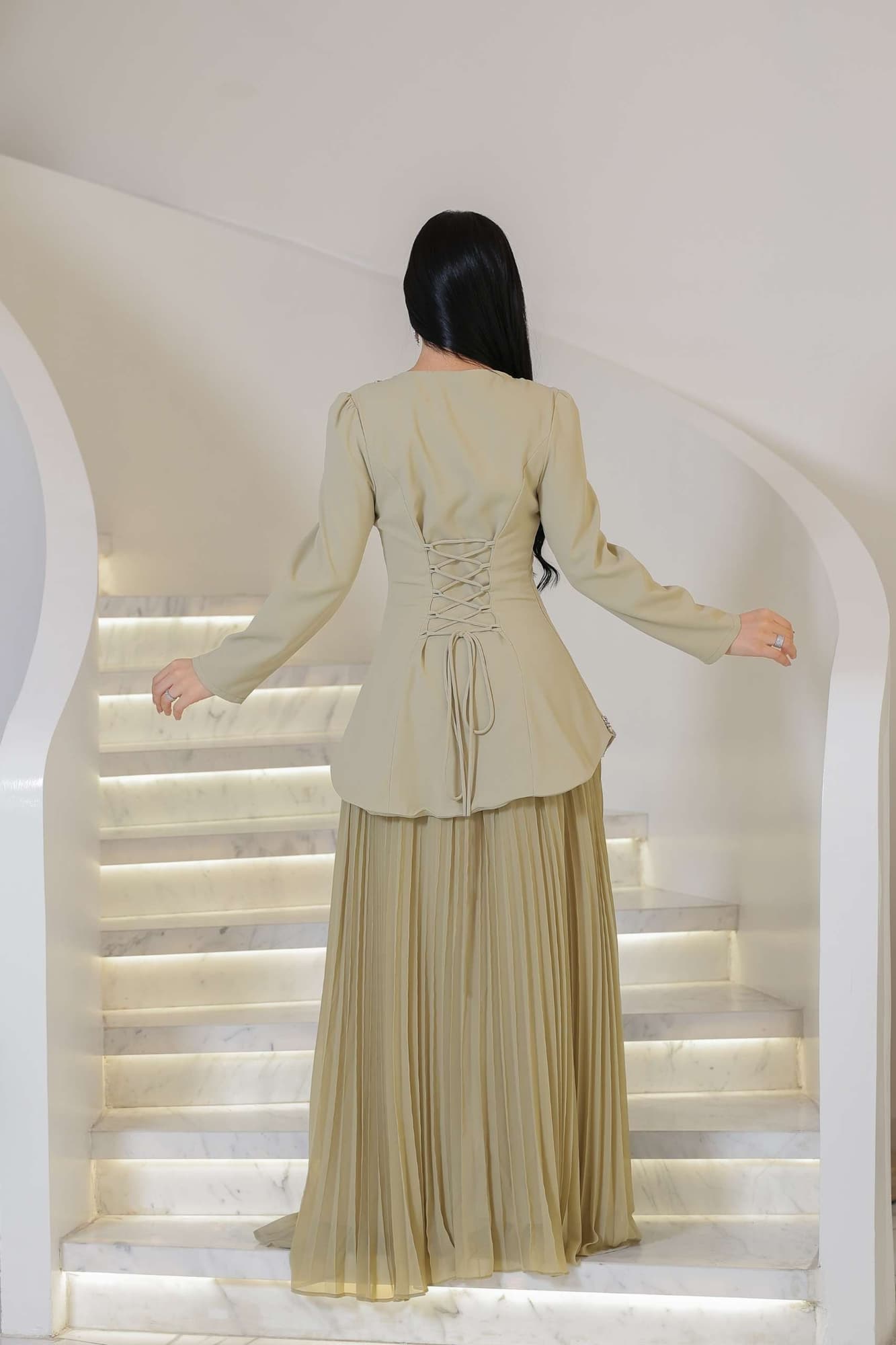 فستان أنيق يتميز بقصة متموجه مطرزة بخفه