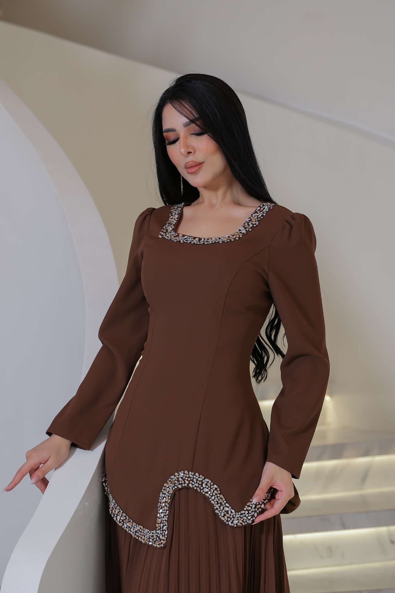 فستان أنيق يتميز بقصة متموجه مطرزة بخفه