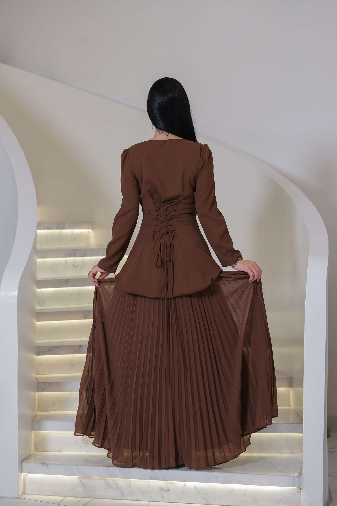 فستان أنيق يتميز بقصة متموجه مطرزة بخفه