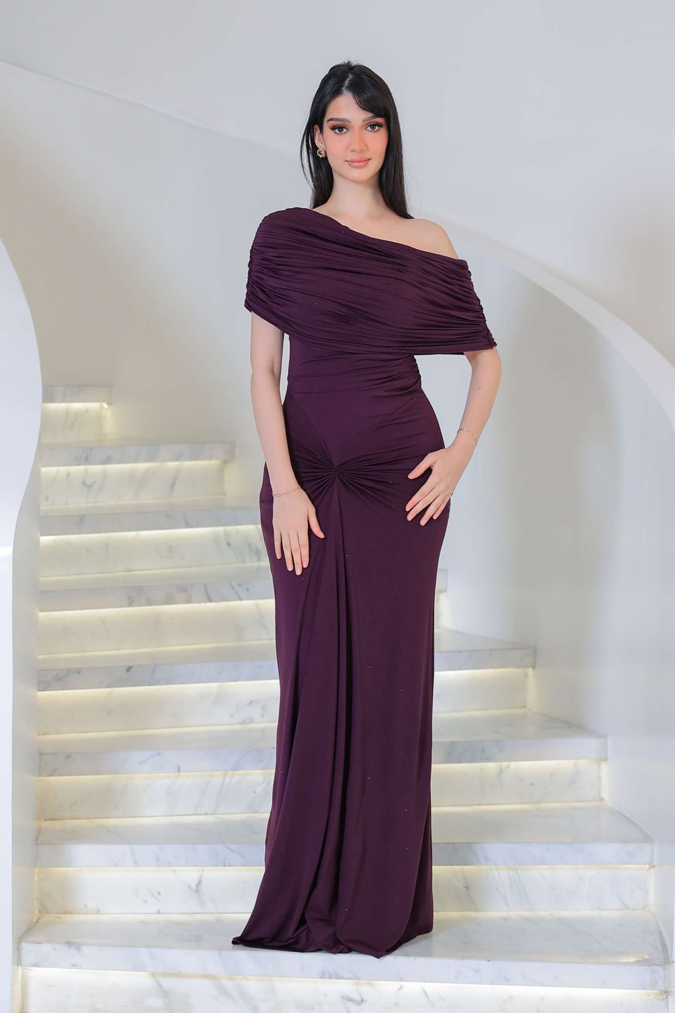 فستان أنيق يجمع بين الرقي والبساطة مزين بفصوص يتميز بانسداله الناعم على القوام