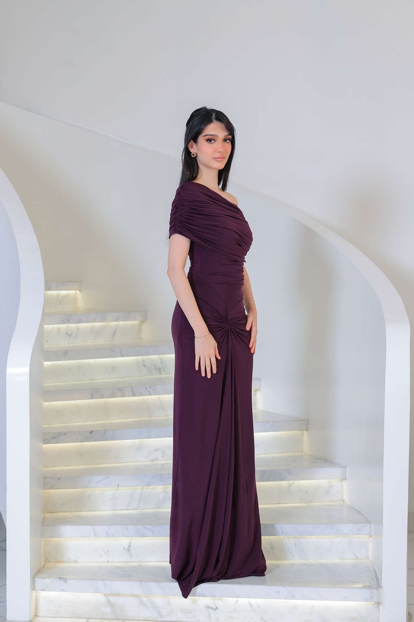 فستان أنيق يجمع بين الرقي والبساطة مزين بفصوص يتميز بانسداله الناعم على القوام