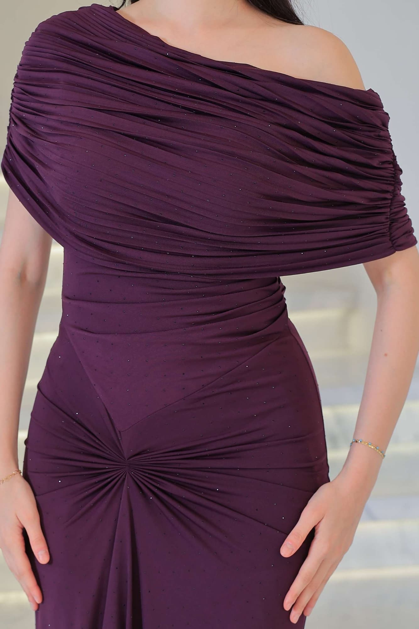 فستان أنيق يجمع بين الرقي والبساطة مزين بفصوص يتميز بانسداله الناعم على القوام