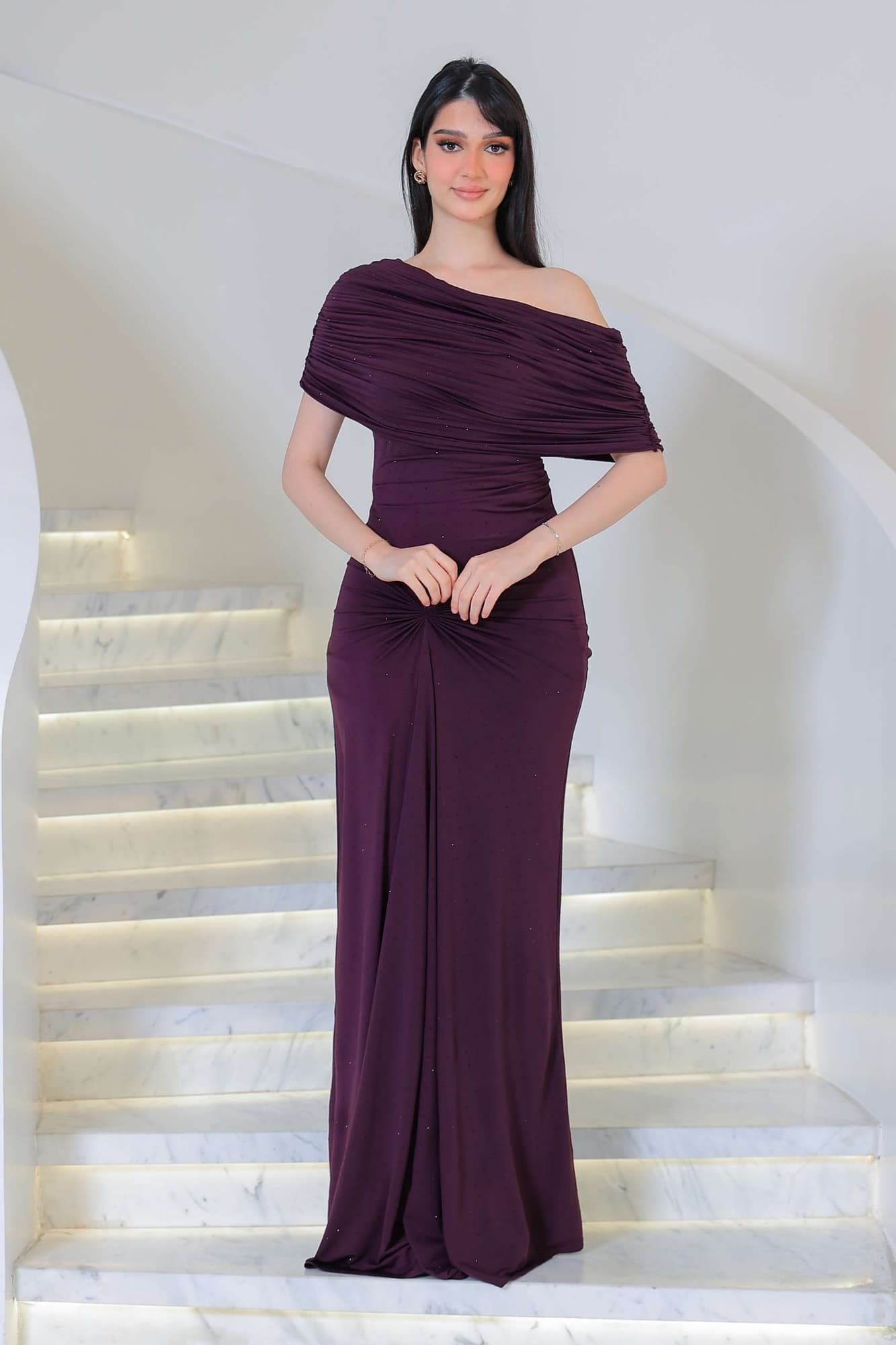 فستان أنيق يجمع بين الرقي والبساطة مزين بفصوص يتميز بانسداله الناعم على القوام