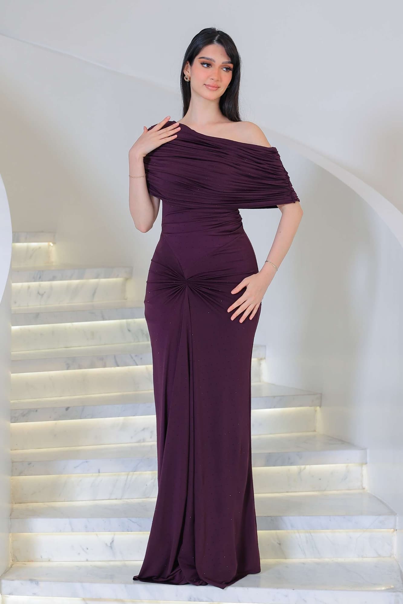 فستان أنيق يجمع بين الرقي والبساطة مزين بفصوص يتميز بانسداله الناعم على القوام