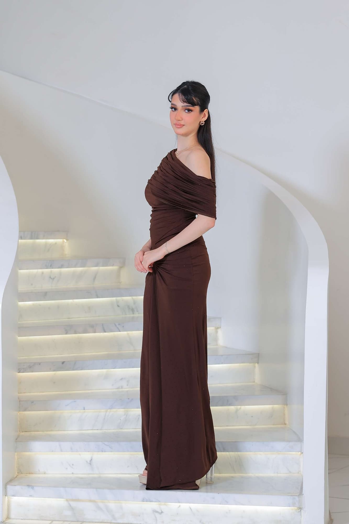 فستان أنيق يجمع بين الرقي والبساطة مزين بفصوص يتميز بانسداله الناعم على القوام