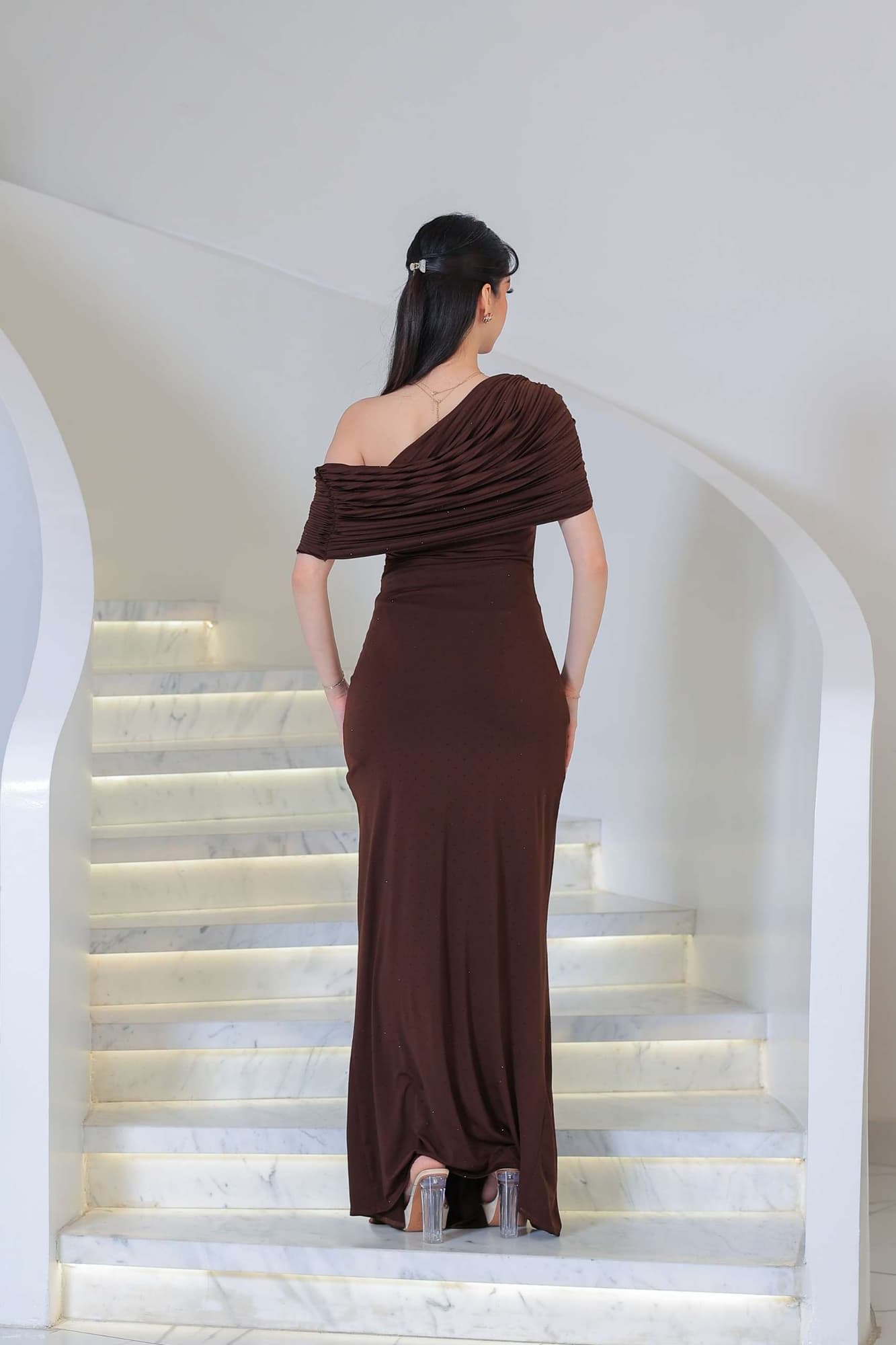 فستان أنيق يجمع بين الرقي والبساطة مزين بفصوص يتميز بانسداله الناعم على القوام