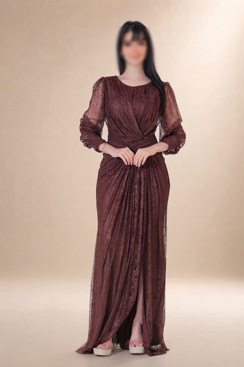 فستان دانتيل طويل يتميز بتفاصيل draping ملتفة حول منطقة الخصر تنحت الجسم بأسلوب أنثوي