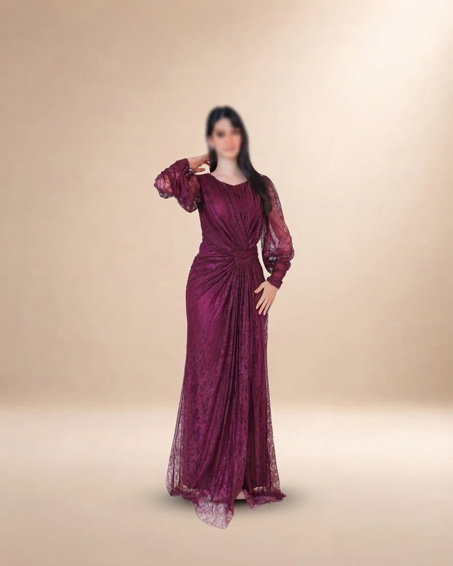 فستان دانتيل طويل يتميز بتفاصيل draping ملتفة حول منطقة الخصر تنحت الجسم بأسلوب أنثوي