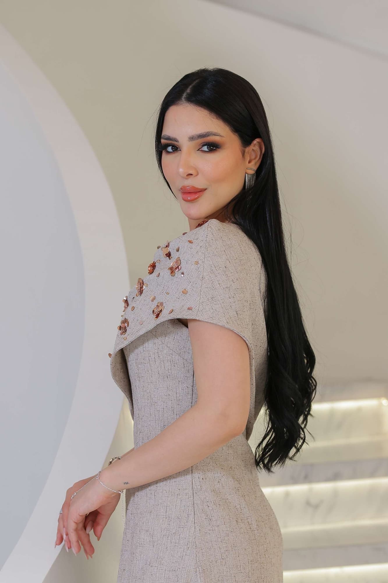 فستان راقٍ يعكس الأناقة الهادئة والفخامة الناعمة، بلون دافئ