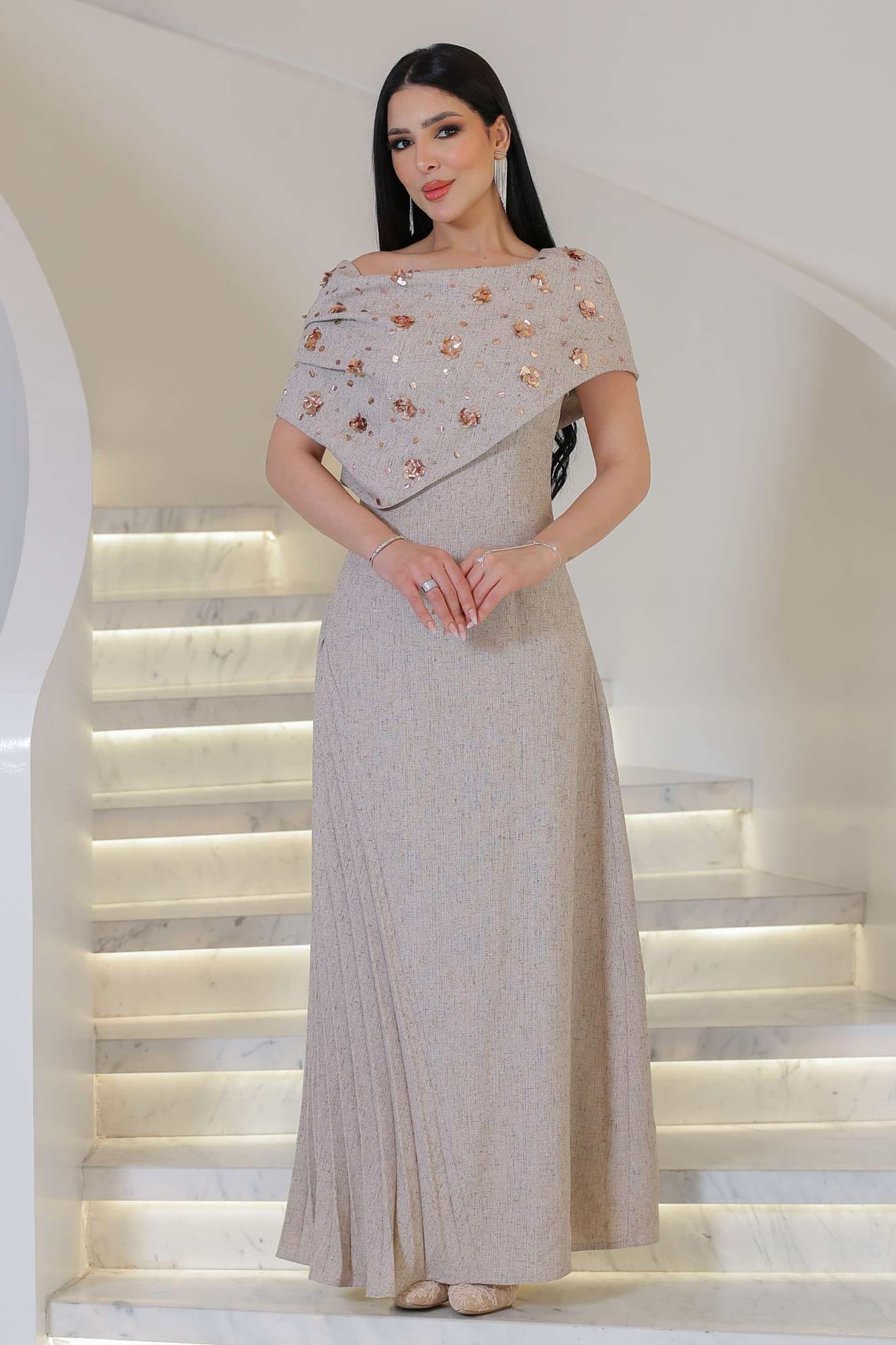 فستان راقٍ يعكس الأناقة الهادئة والفخامة الناعمة، بلون دافئ