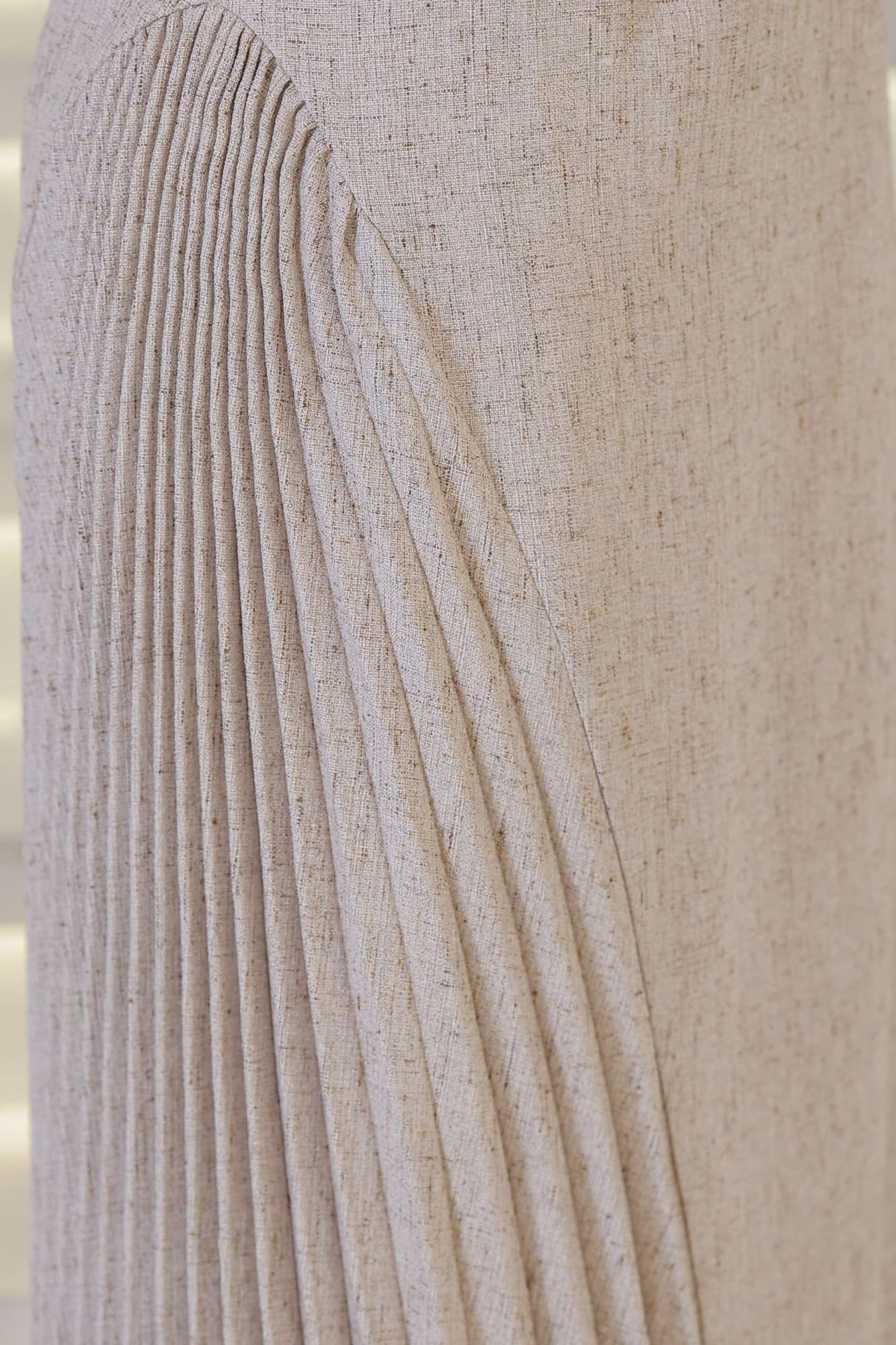 فستان راقٍ يعكس الأناقة الهادئة والفخامة الناعمة، بلون دافئ