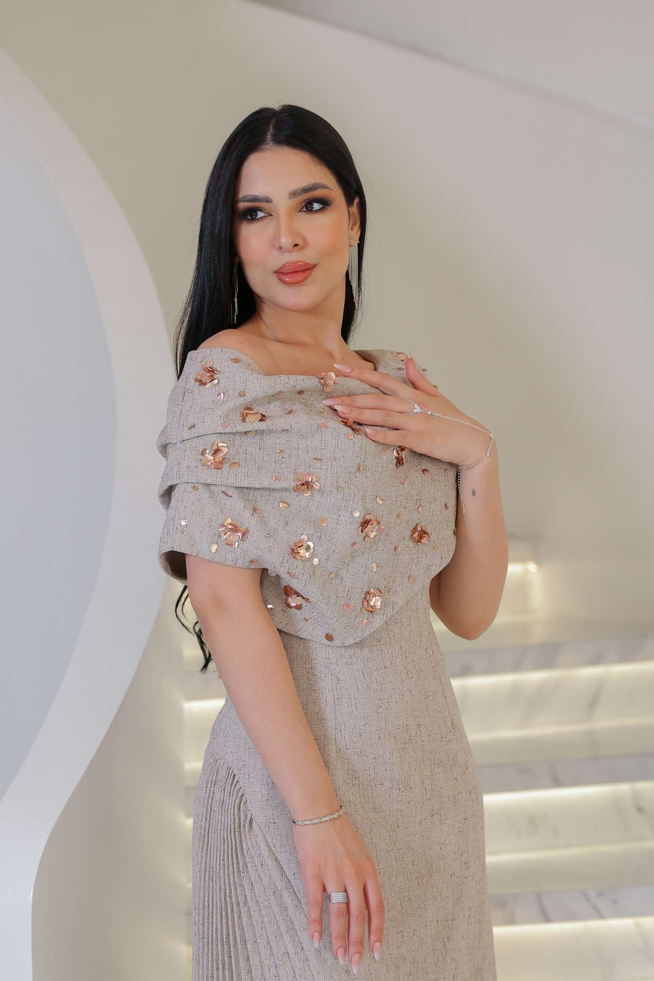 فستان راقٍ يعكس الأناقة الهادئة والفخامة الناعمة، بلون دافئ