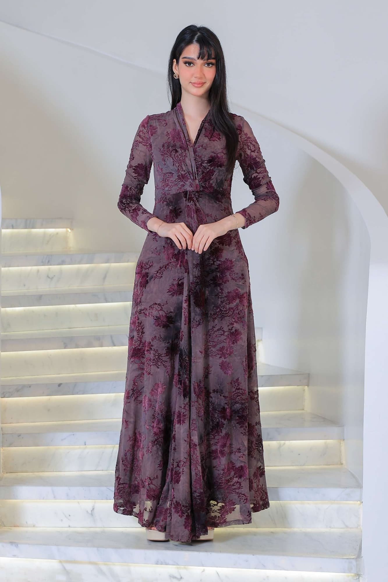 فستان أنيق طويل بقماش شفاف فاخر مزخرف بنقشات ورود مخملية