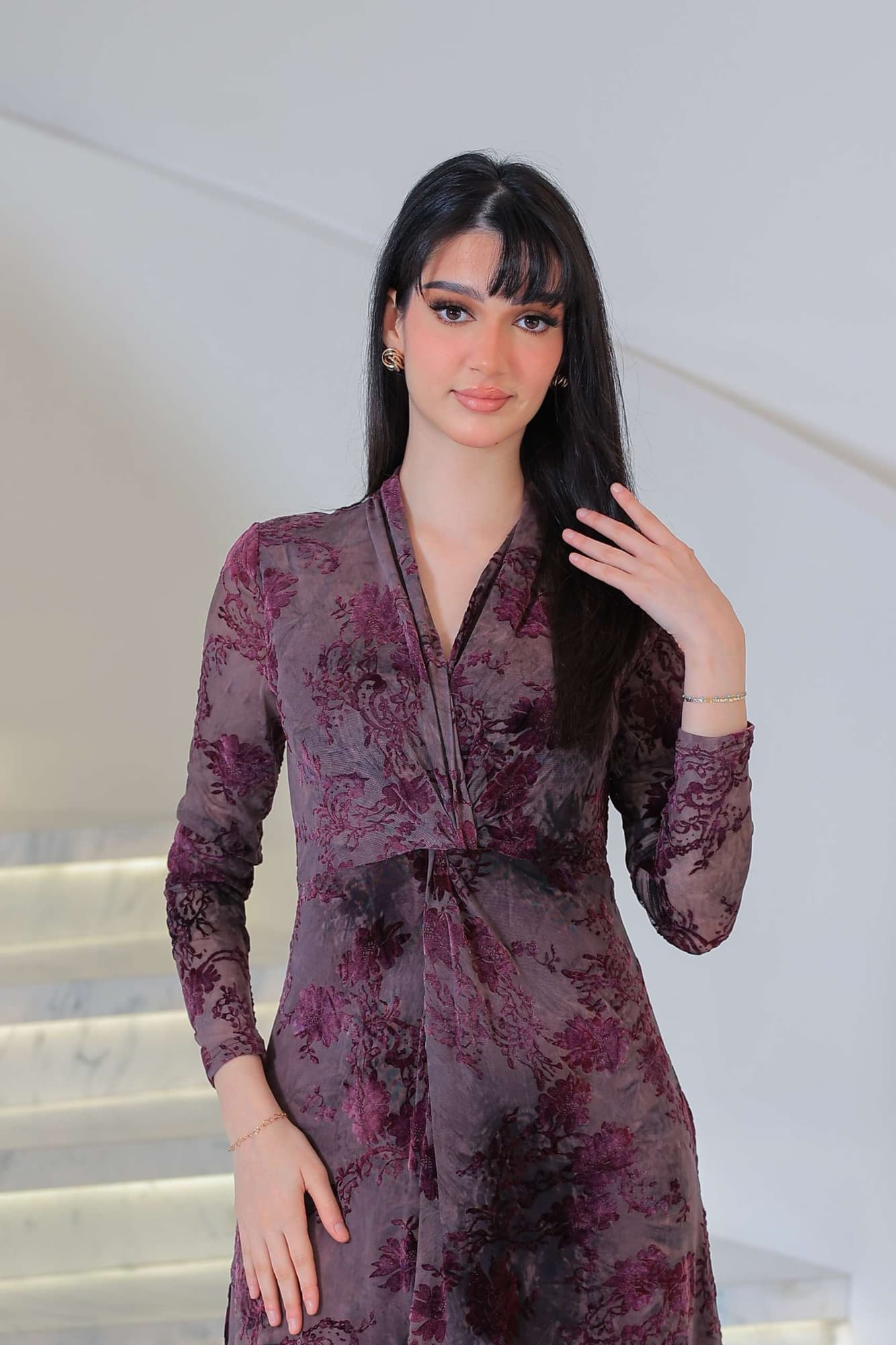 فستان أنيق طويل بقماش شفاف فاخر مزخرف بنقشات ورود مخملية