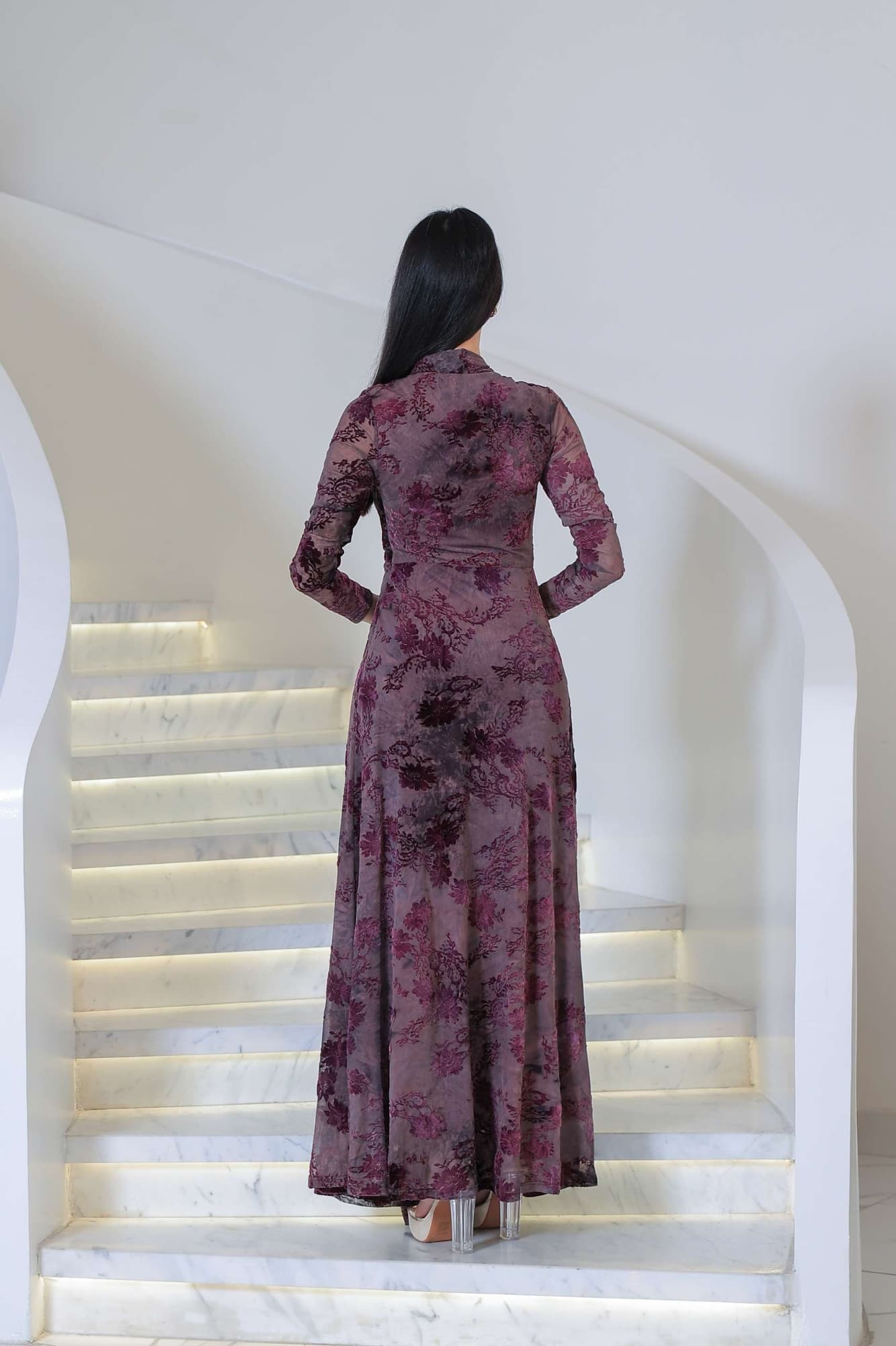 فستان أنيق طويل بقماش شفاف فاخر مزخرف بنقشات ورود مخملية