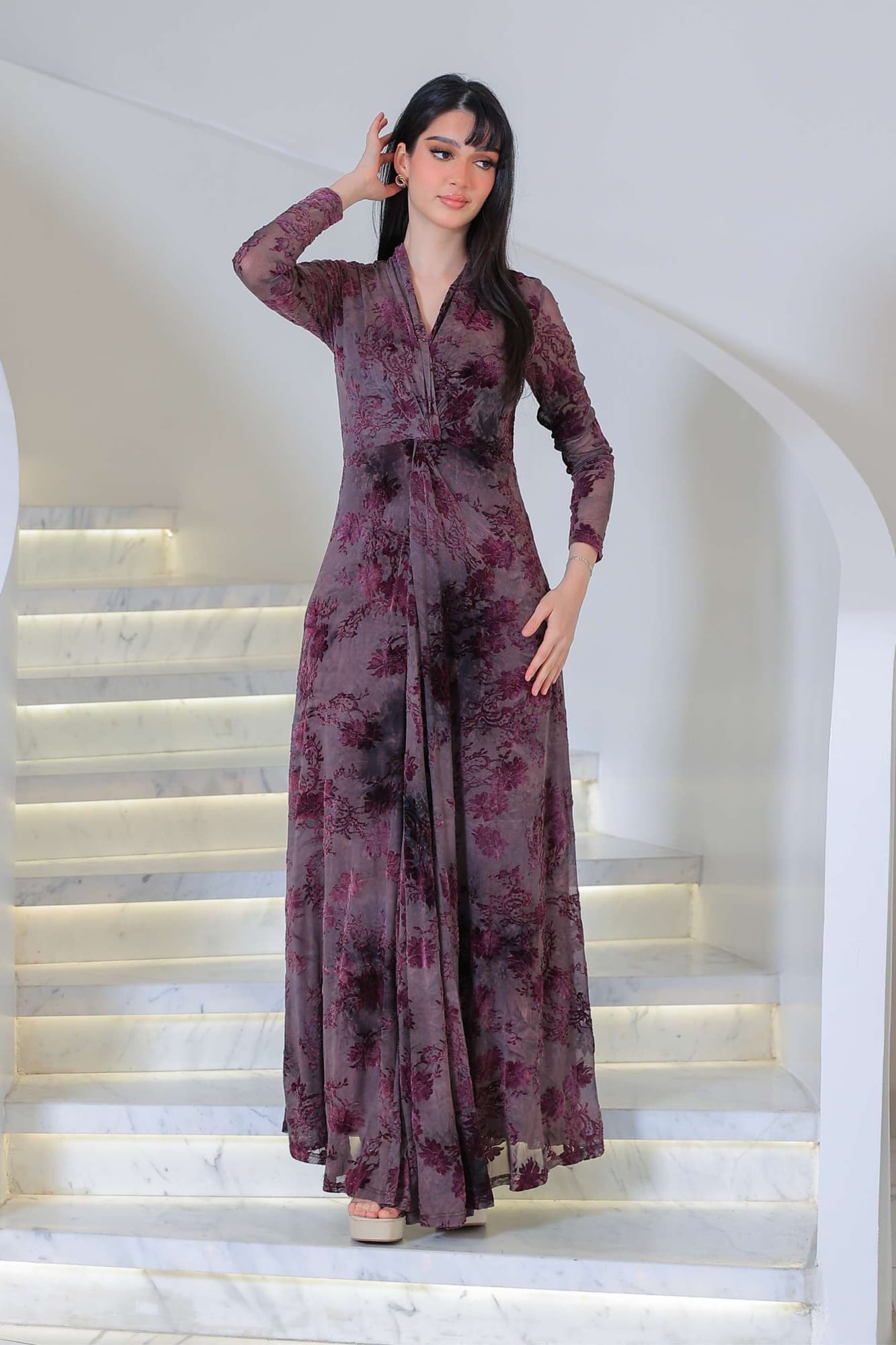 فستان أنيق طويل بقماش شفاف فاخر مزخرف بنقشات ورود مخملية