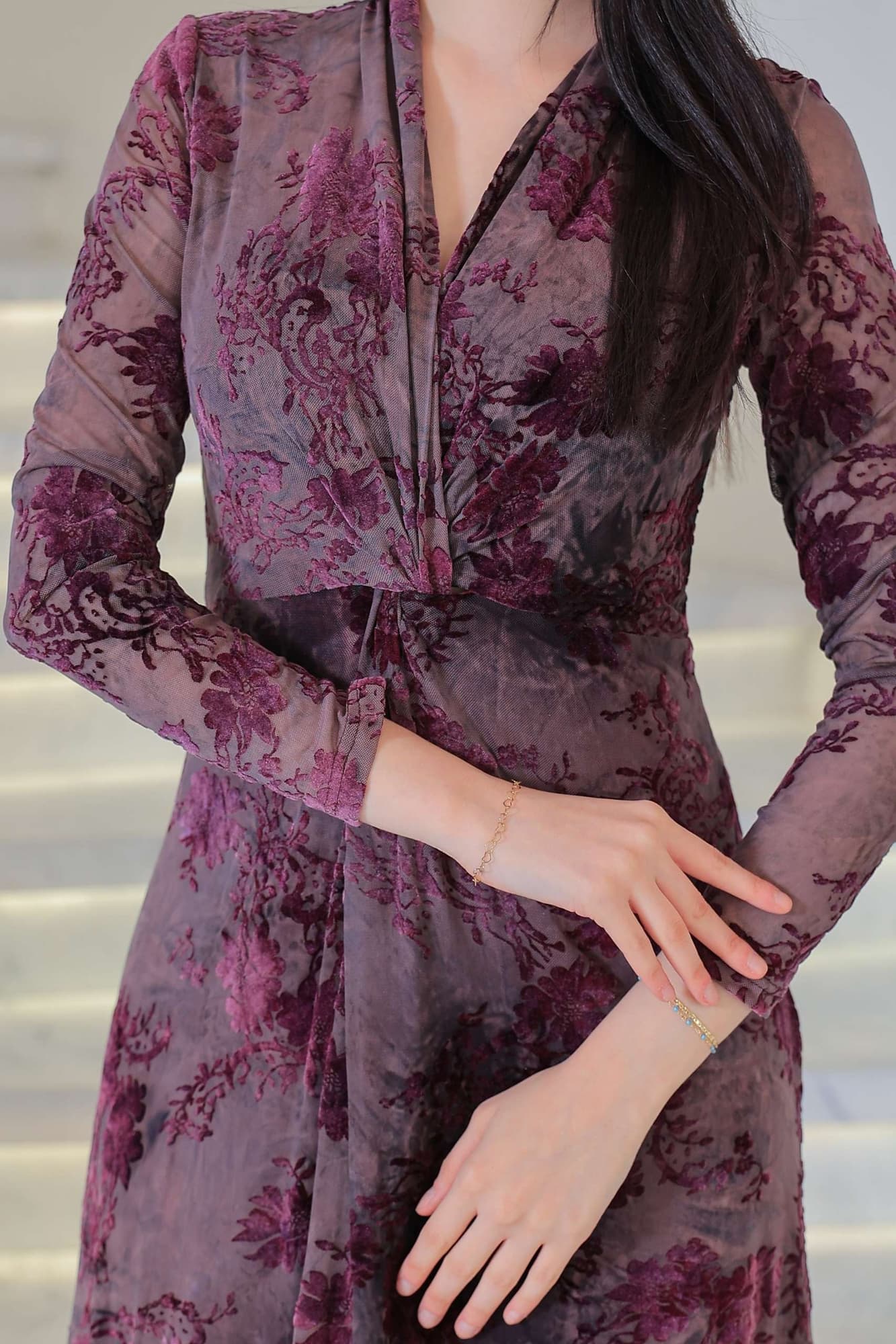 فستان أنيق طويل بقماش شفاف فاخر مزخرف بنقشات ورود مخملية