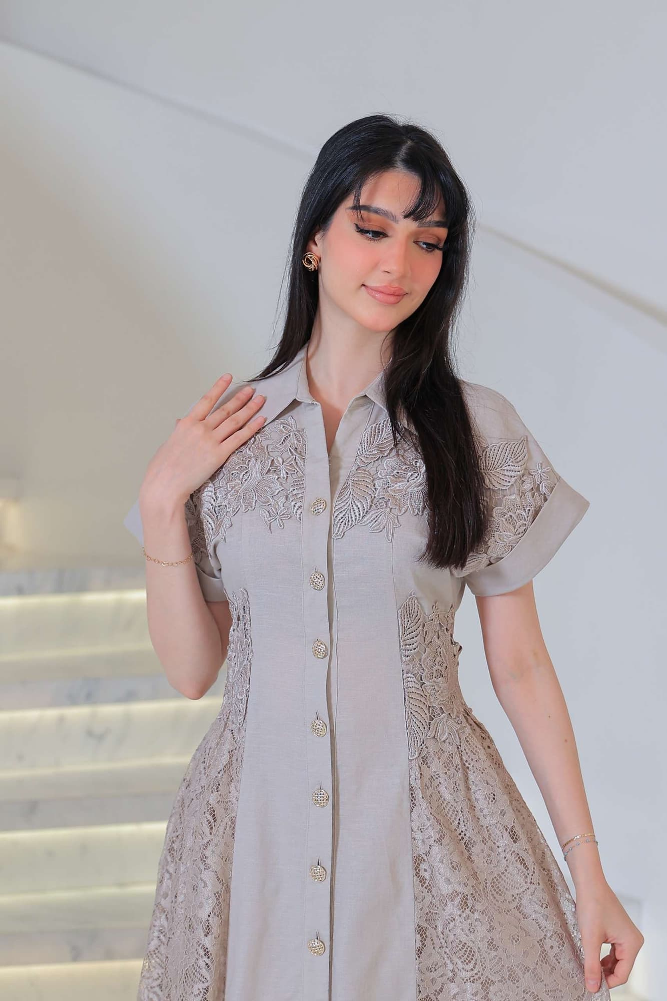 فستان أنيق يجمع بين البساطة والرقي بتفاصيل دانتيل ناعمة