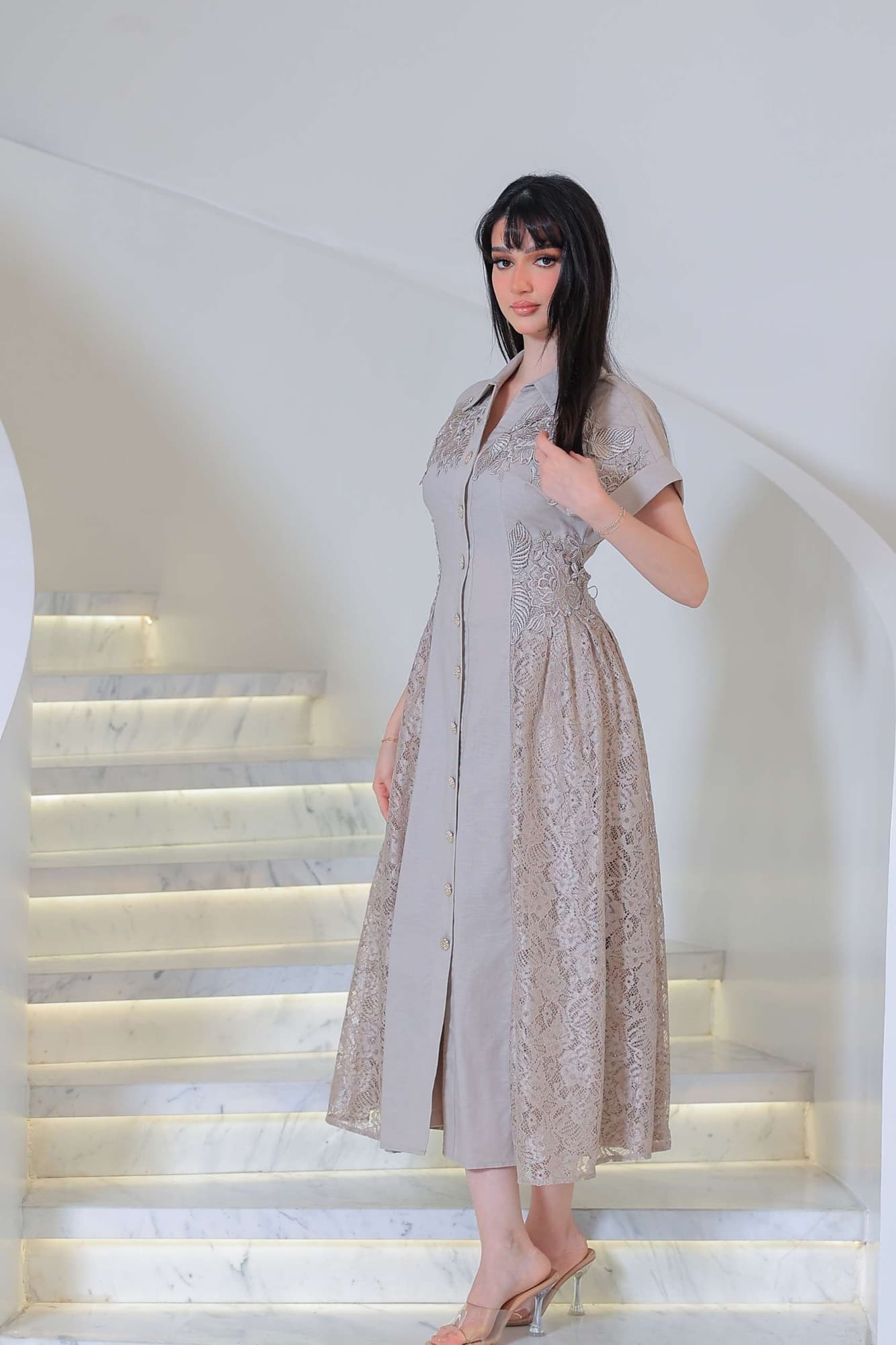 فستان أنيق يجمع بين البساطة والرقي بتفاصيل دانتيل ناعمة