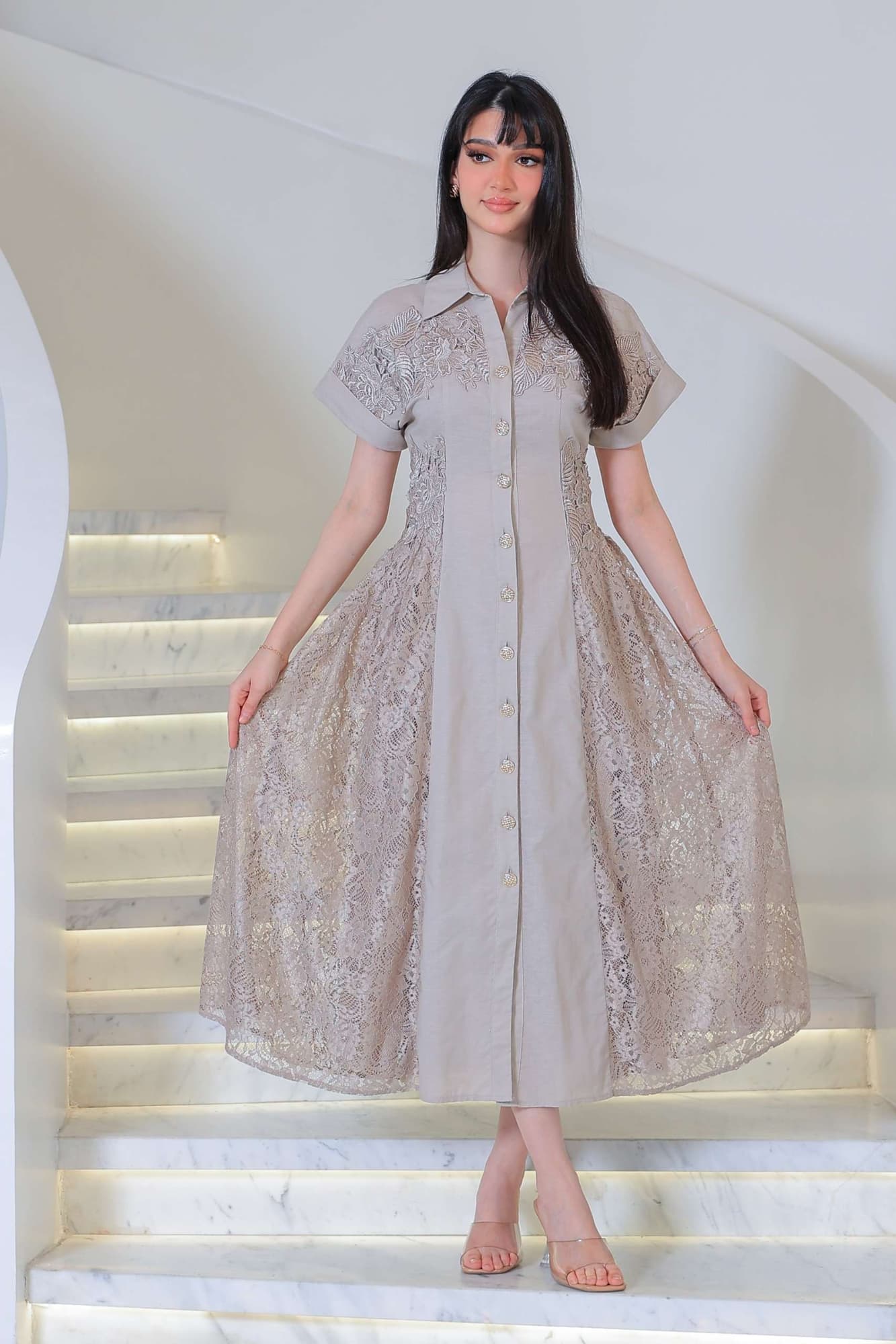 فستان أنيق يجمع بين البساطة والرقي بتفاصيل دانتيل ناعمة