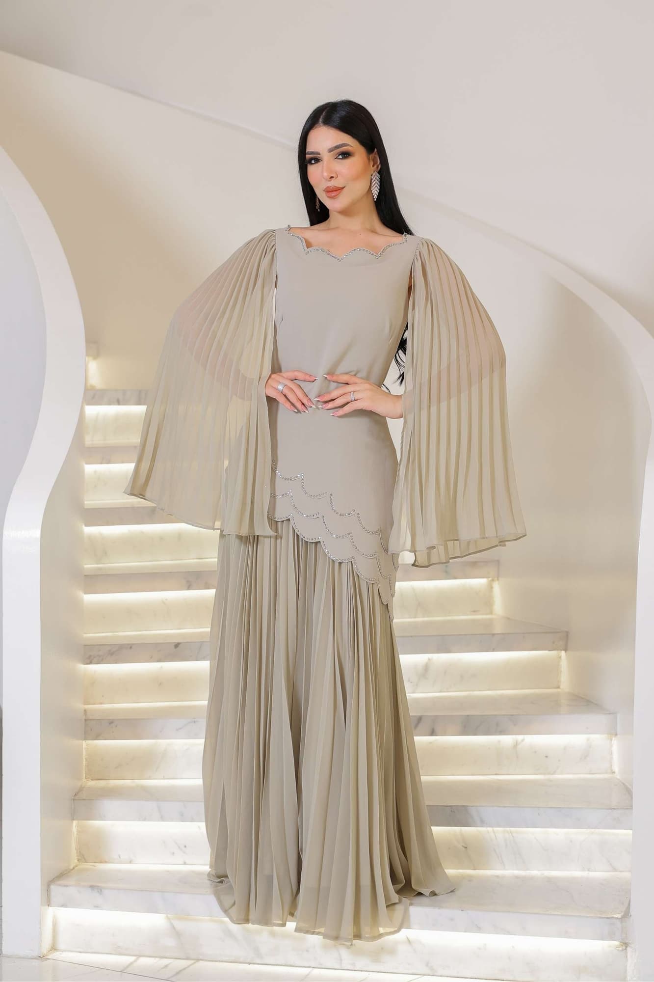 فستان كلوش بقصه مموجه واكمام منسدله