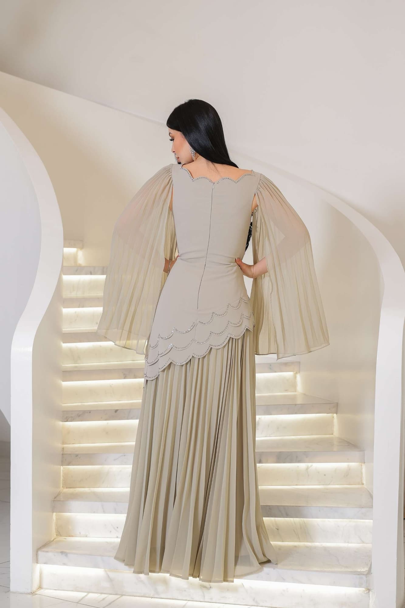 فستان كلوش بقصه مموجه واكمام منسدله