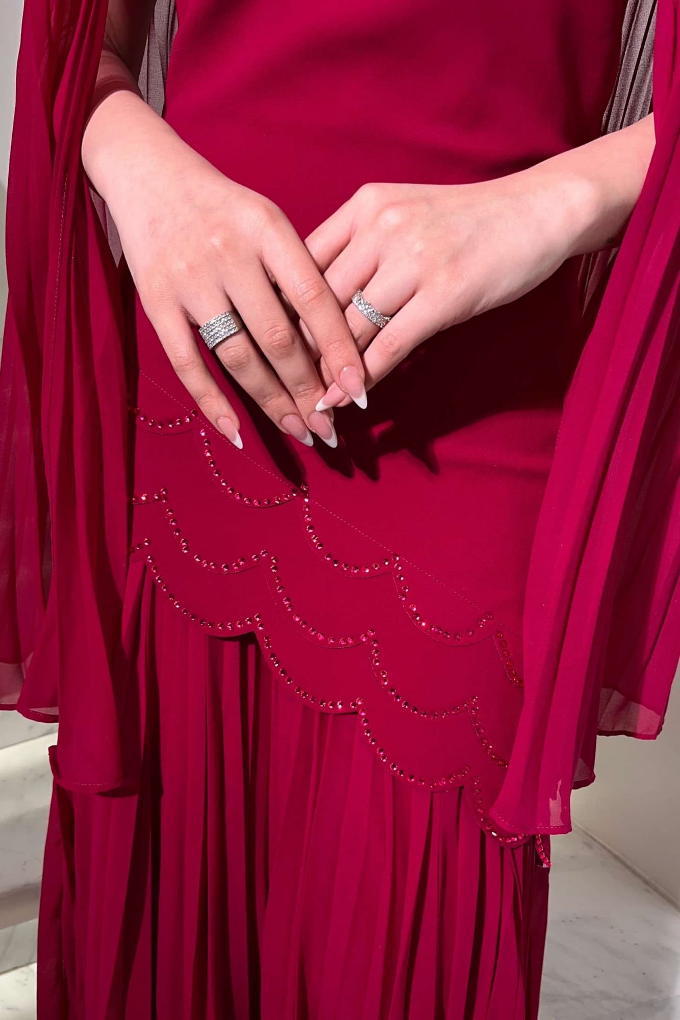 فستان كلوش بقصه مموجه واكمام منسدله