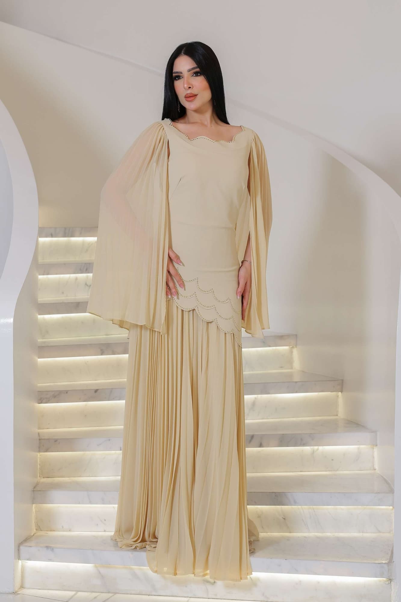 فستان كلوش بقصه مموجه واكمام منسدله