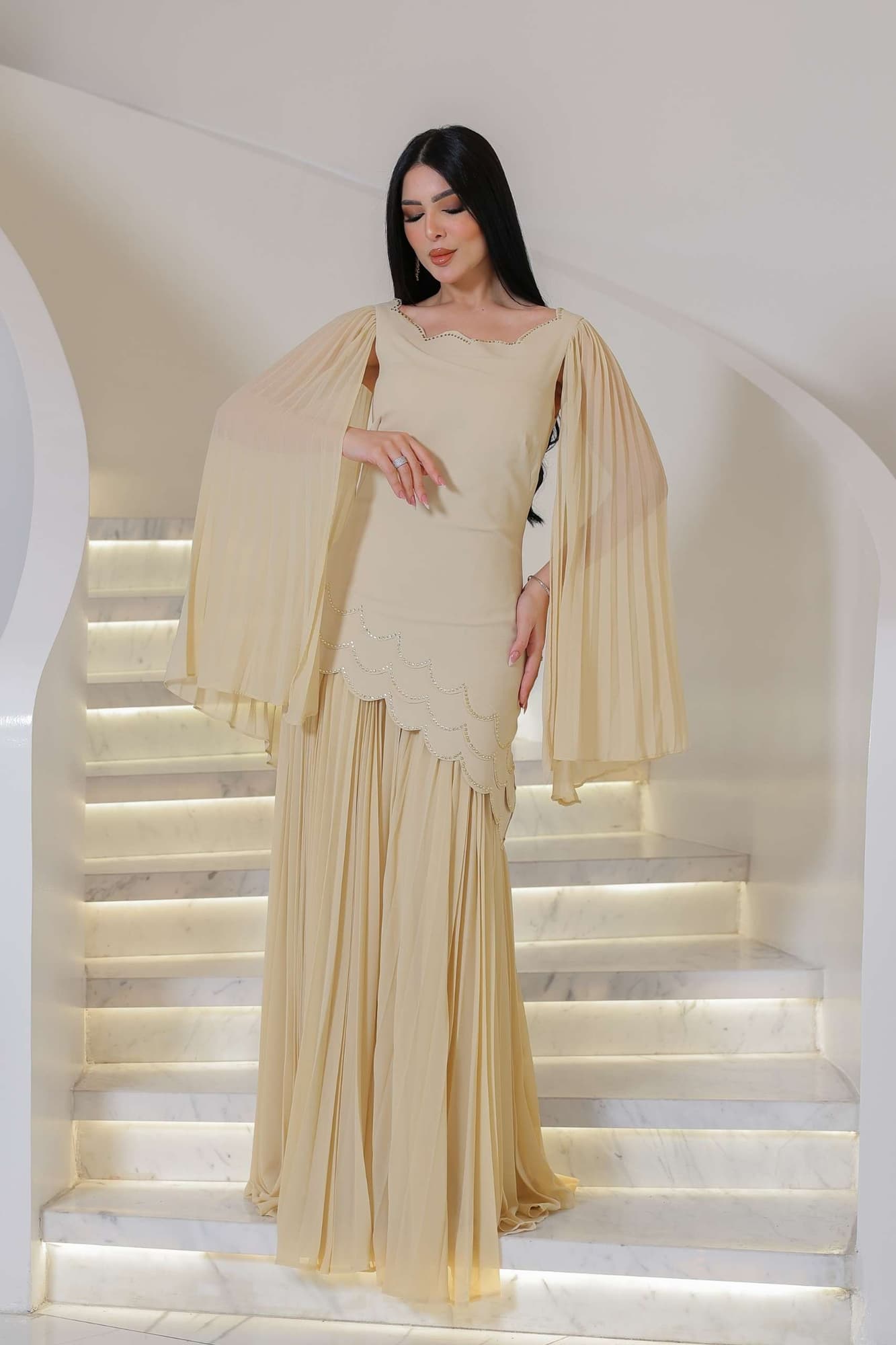 فستان كلوش بقصه مموجه واكمام منسدله