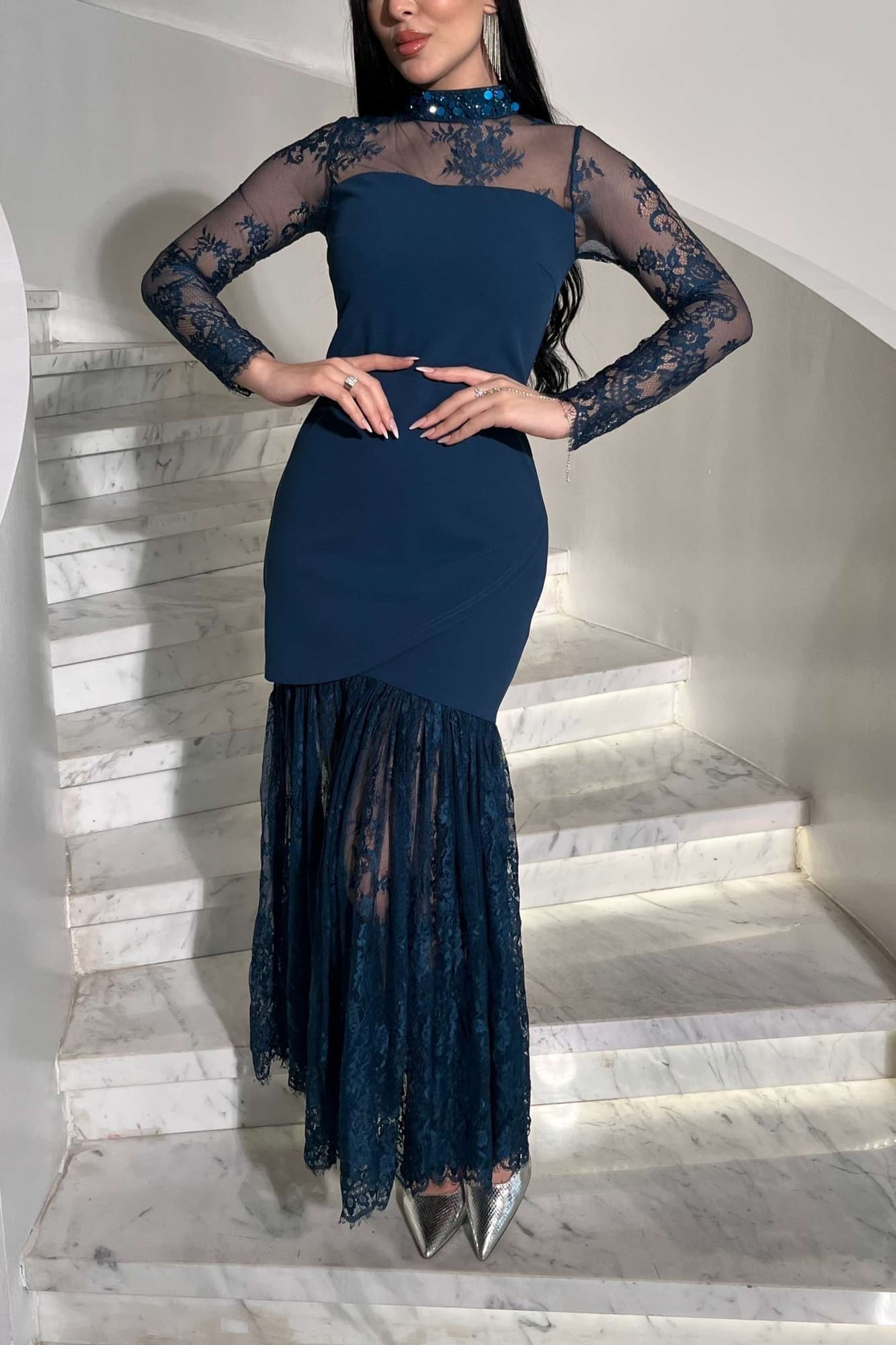 فستان أنيق بياقة عاليه من الدانتيل المزخرف بنقوش فاخره